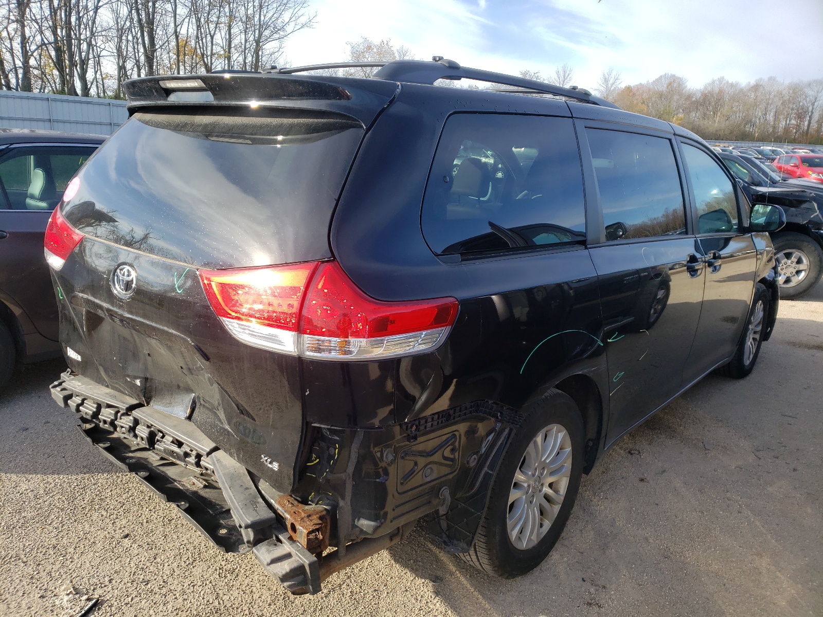 Photo 4 from auction – 2013 TOYOTA SIENNA XLE with VIN 5TDYK3DC2DS367360