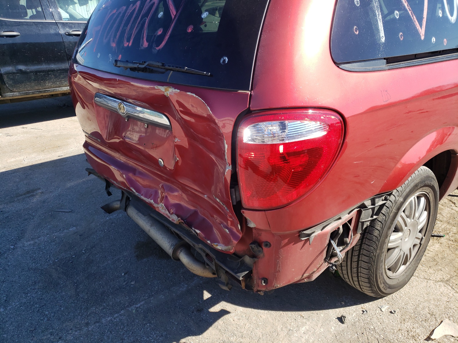 Photo 9 from auction – 2005 CHRYSLER TOWN & COU with VIN 2C8GP64L35R481973