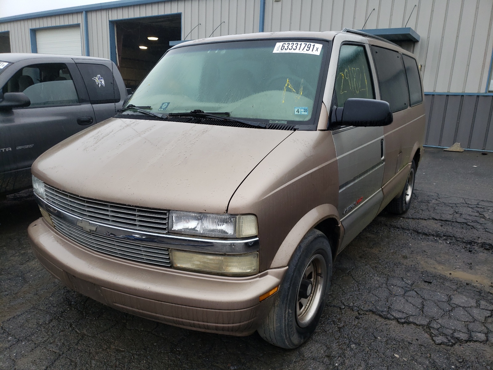 Photo 2 from auction – 2001 CHEVROLET ASTRO with VIN 1GNEL19W31B129986