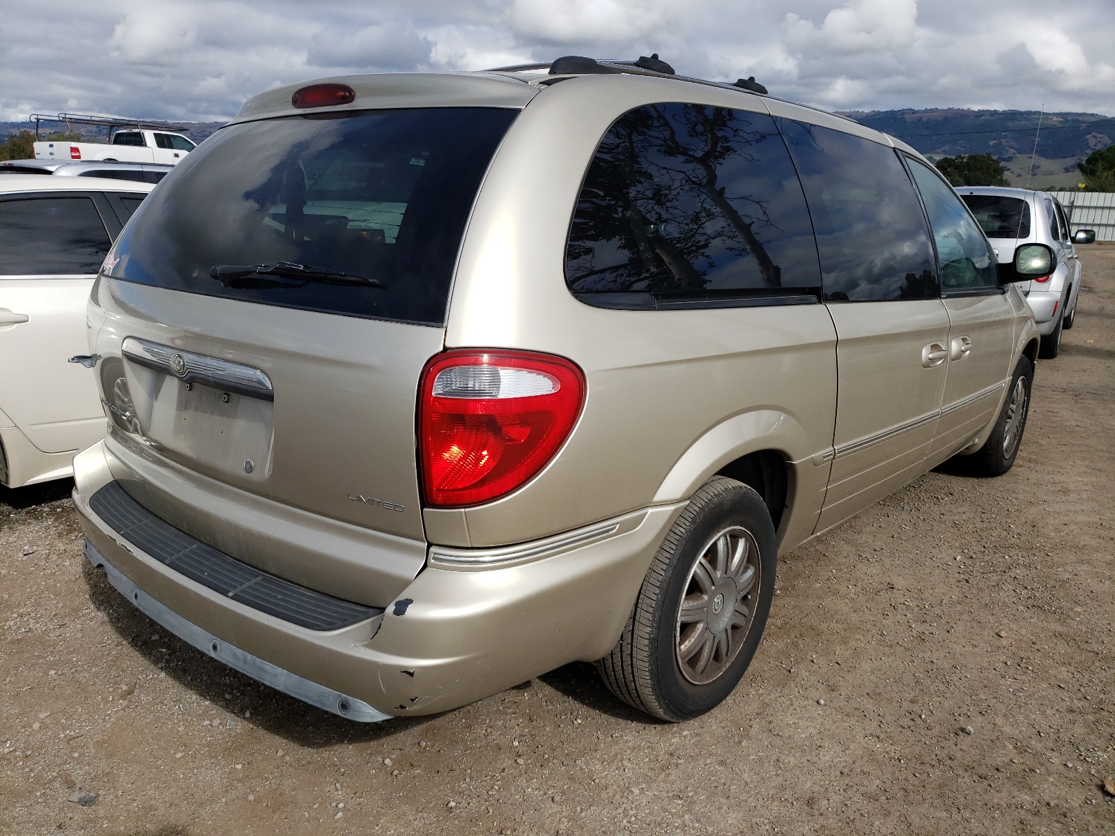 Photo 4 from auction – 2005 CHRYSLER TOWN & COU with VIN 2C4GP64L95R322103