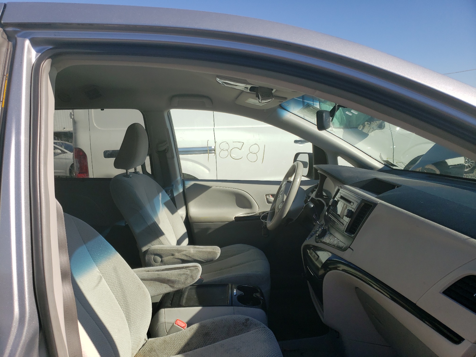 Photo 5 from auction – 2014 TOYOTA SIENNA LE with VIN 5TDKK3DCXES496101