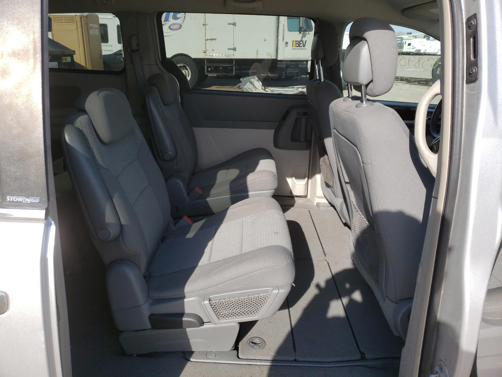 Photo 6 from auction – 2010 CHRYSLER TOWN & COU with VIN 2A4RR5D11AR393733