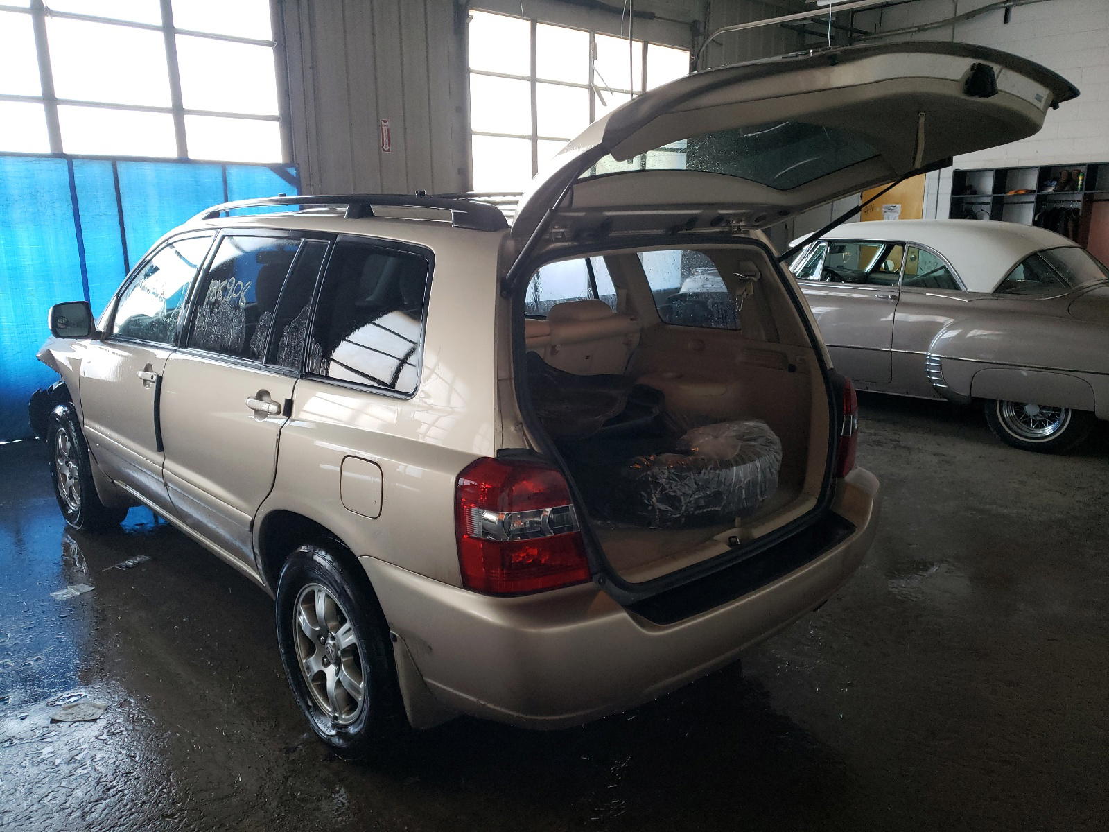 Photo 3 from auction – 2004 TOYOTA HIGHLANDER with VIN JTEEP21A140043767
