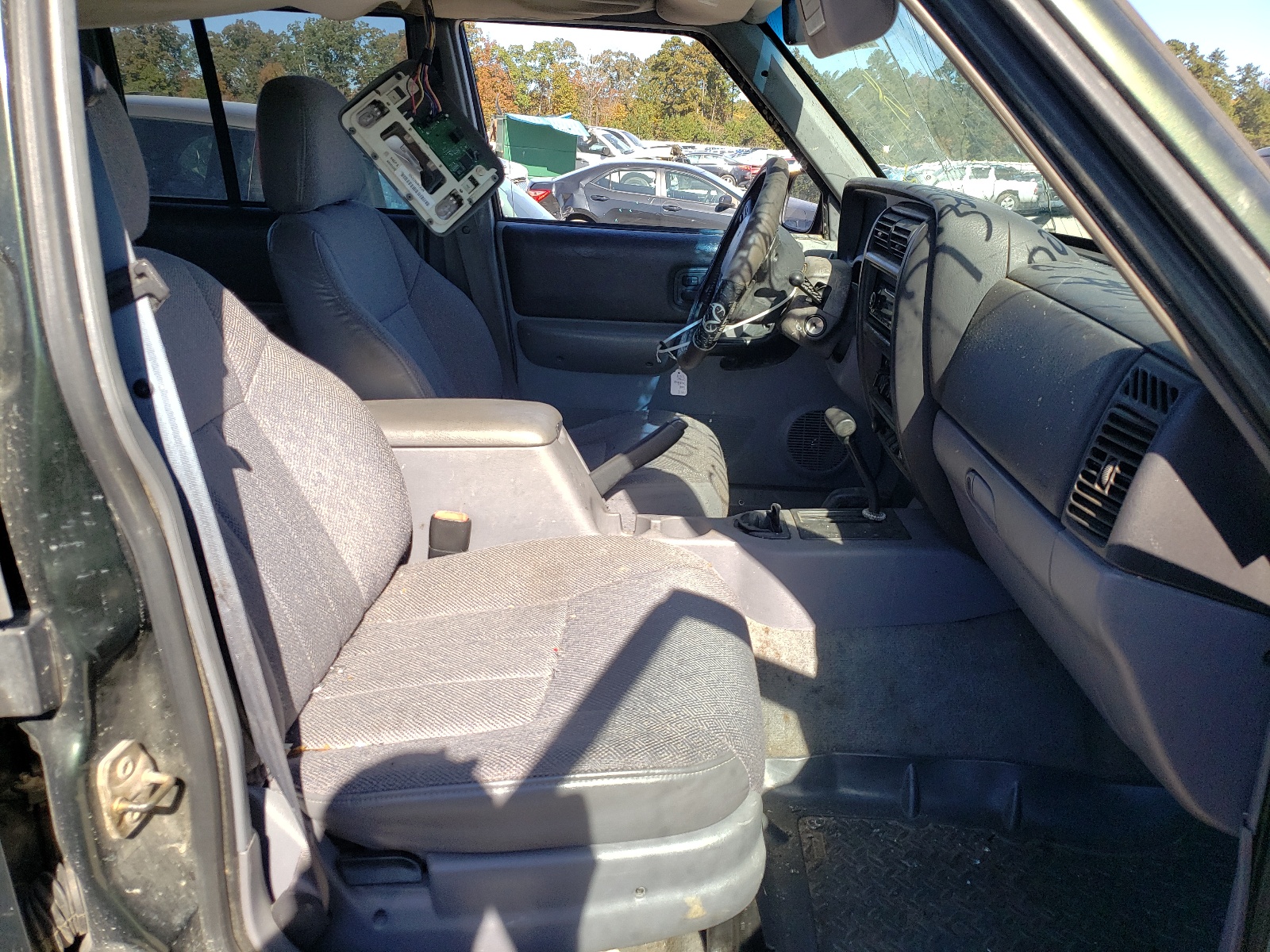 Photo 5 from auction – 1998 JEEP CHER 4X4 with VIN 1J4FJ68S0WL183708