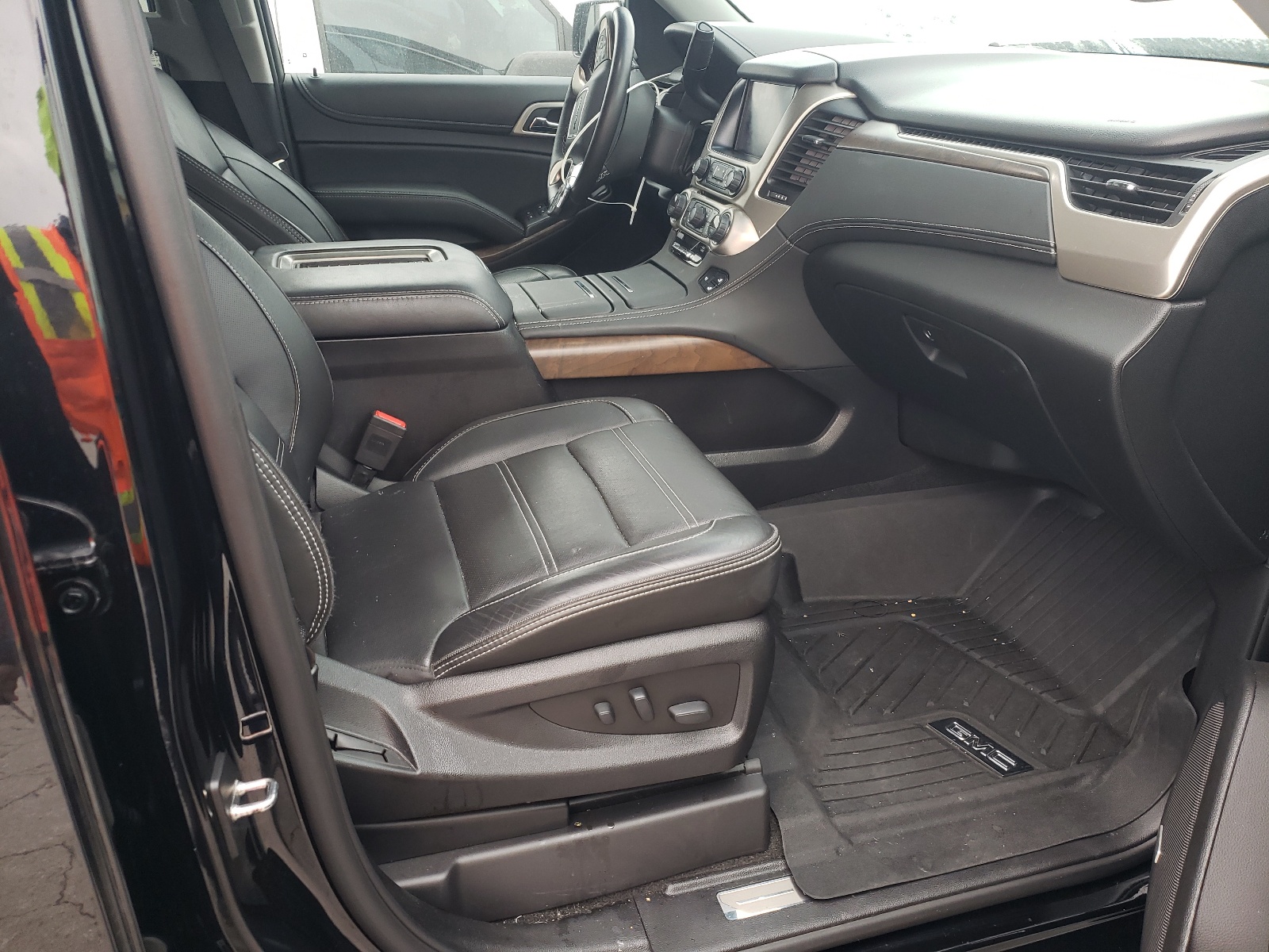 Photo 5 from auction – 2018 GMC YUKON DENA with VIN 1GKS2CKJ2JR327155