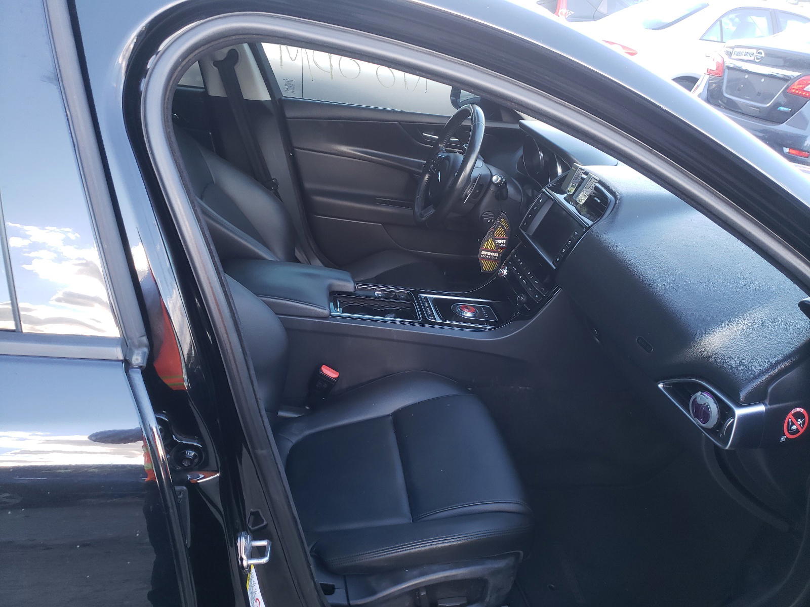Photo 5 from auction – 2018 JAGUAR XE with VIN SAJAR4FX9JCP37110