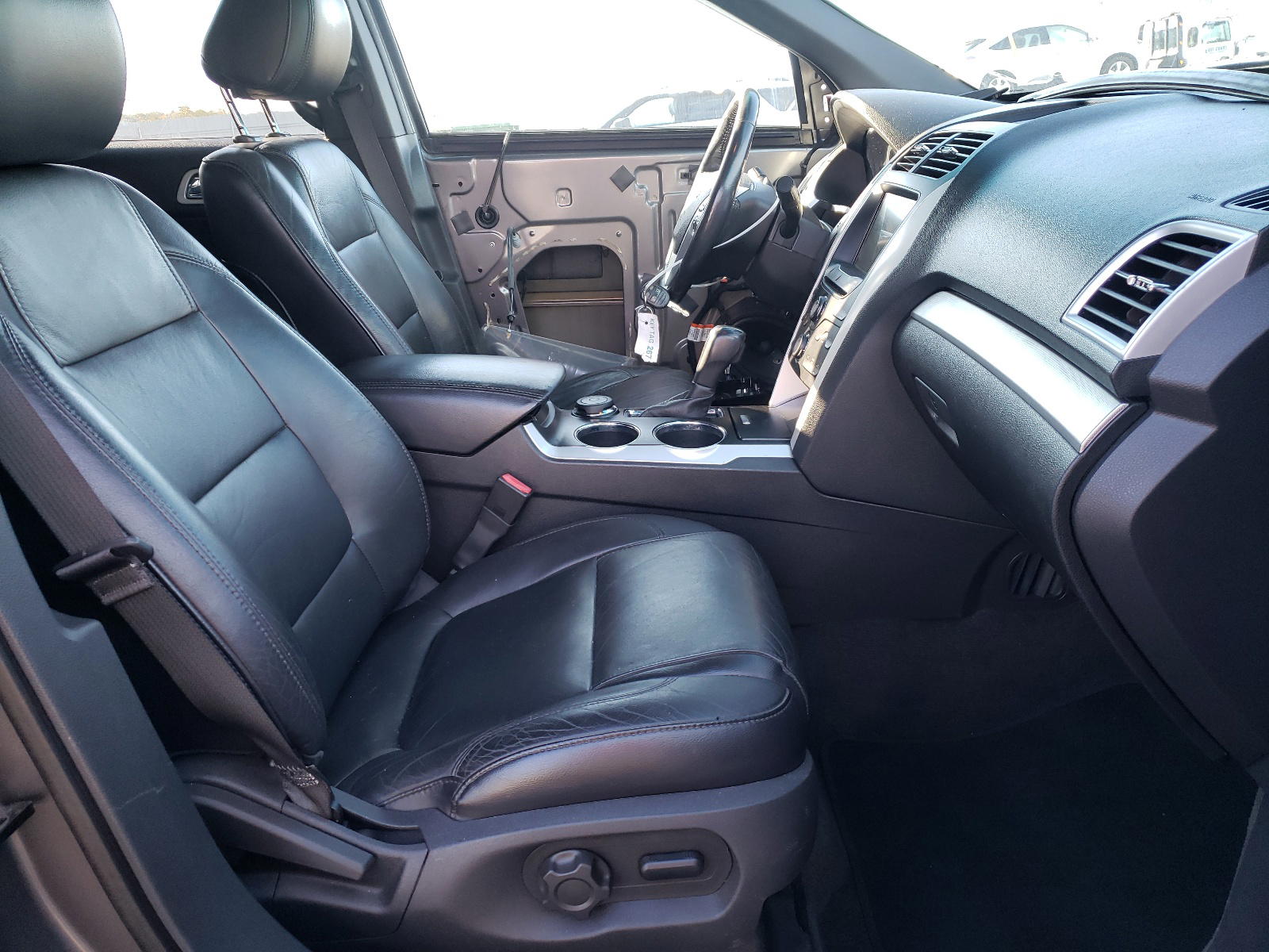 Photo 5 from auction – 2011 FORD EXPLORER X with VIN 1FMHK8D81BGA25331