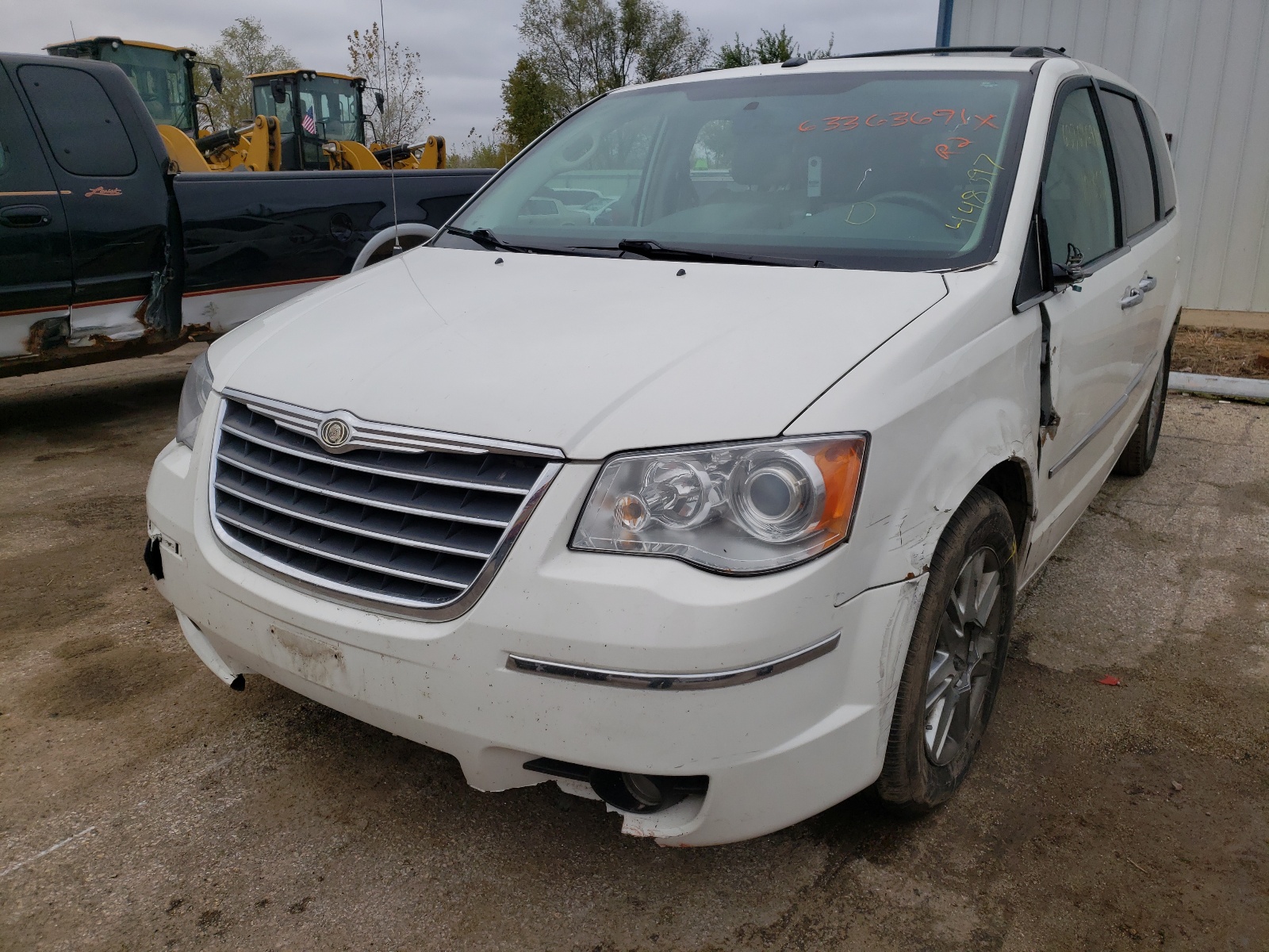 Photo 2 from auction – 2010 CHRYSLER TOWN & COU with VIN 2A4RR7DX4AR448398