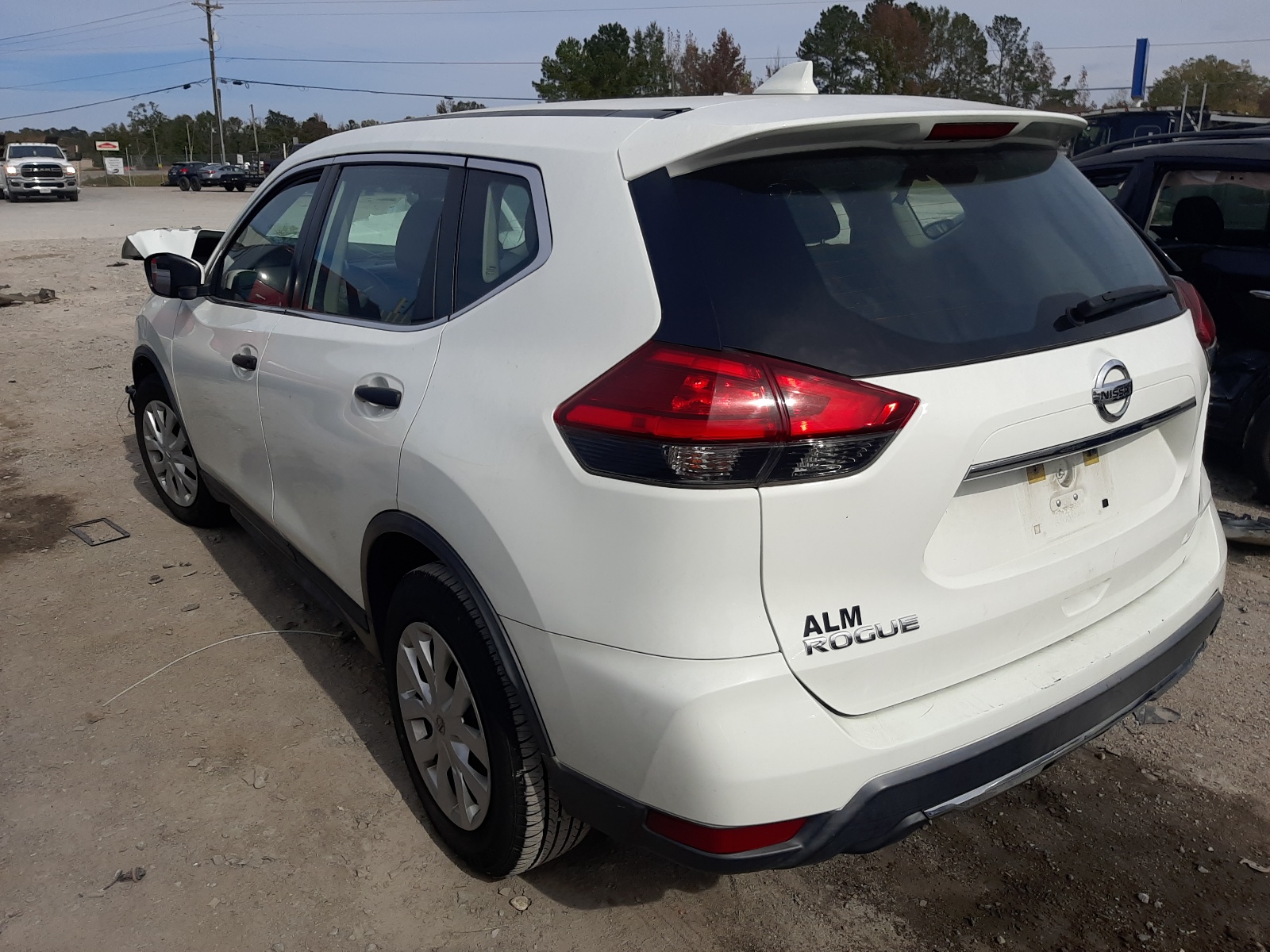 Photo 3 from auction – 2017 NISSAN ROGUE S with VIN KNMAT2MT0HP563998
