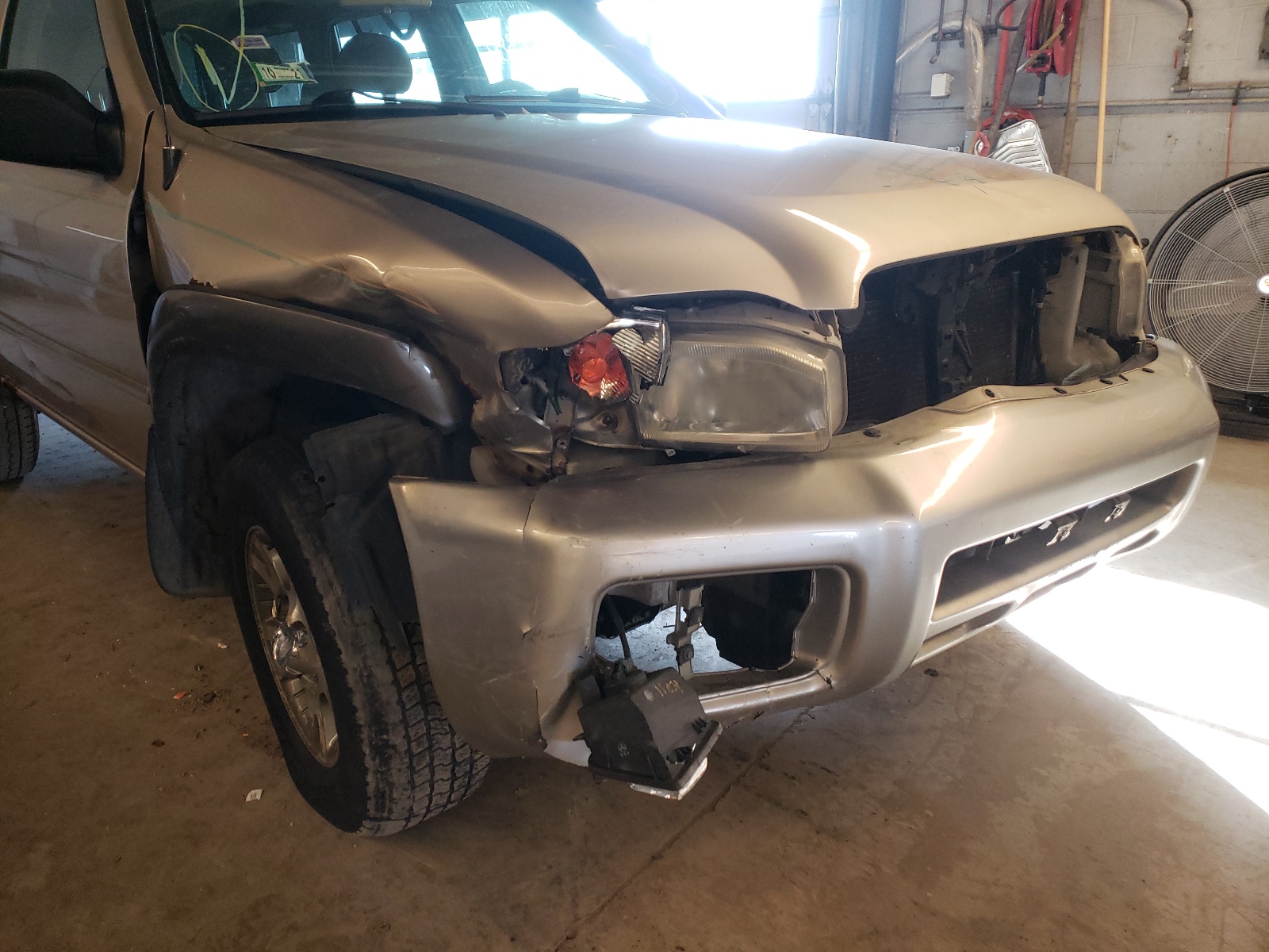 Photo 9 from auction – 2001 NISSAN PATHFINDER with VIN JN8DR09Y11W576196