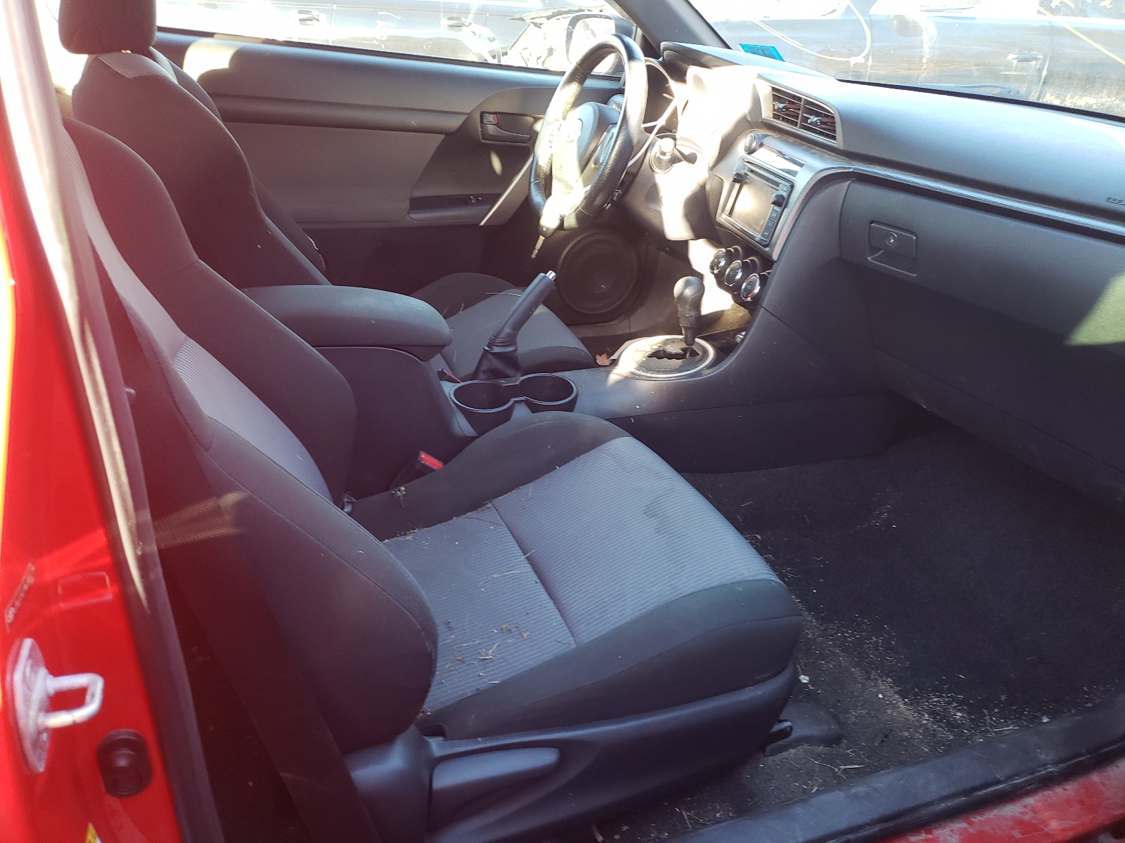 Photo 5 from auction – 2014 TOYOTA SCION TC with VIN JTKJF5C79E3081779