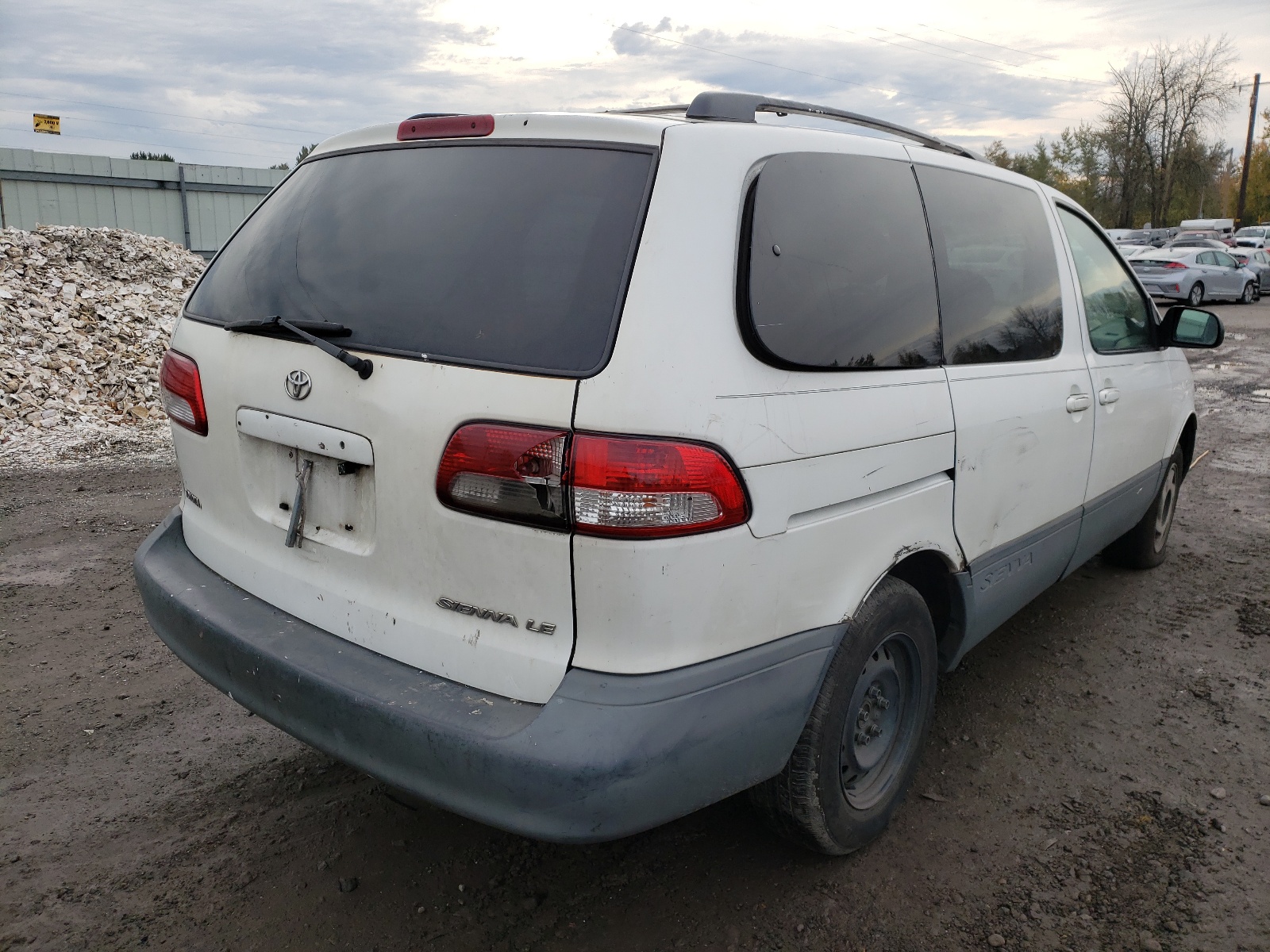 Photo 4 from auction – 2002 TOYOTA SIENNA LE with VIN 4T3ZF13C01U399569