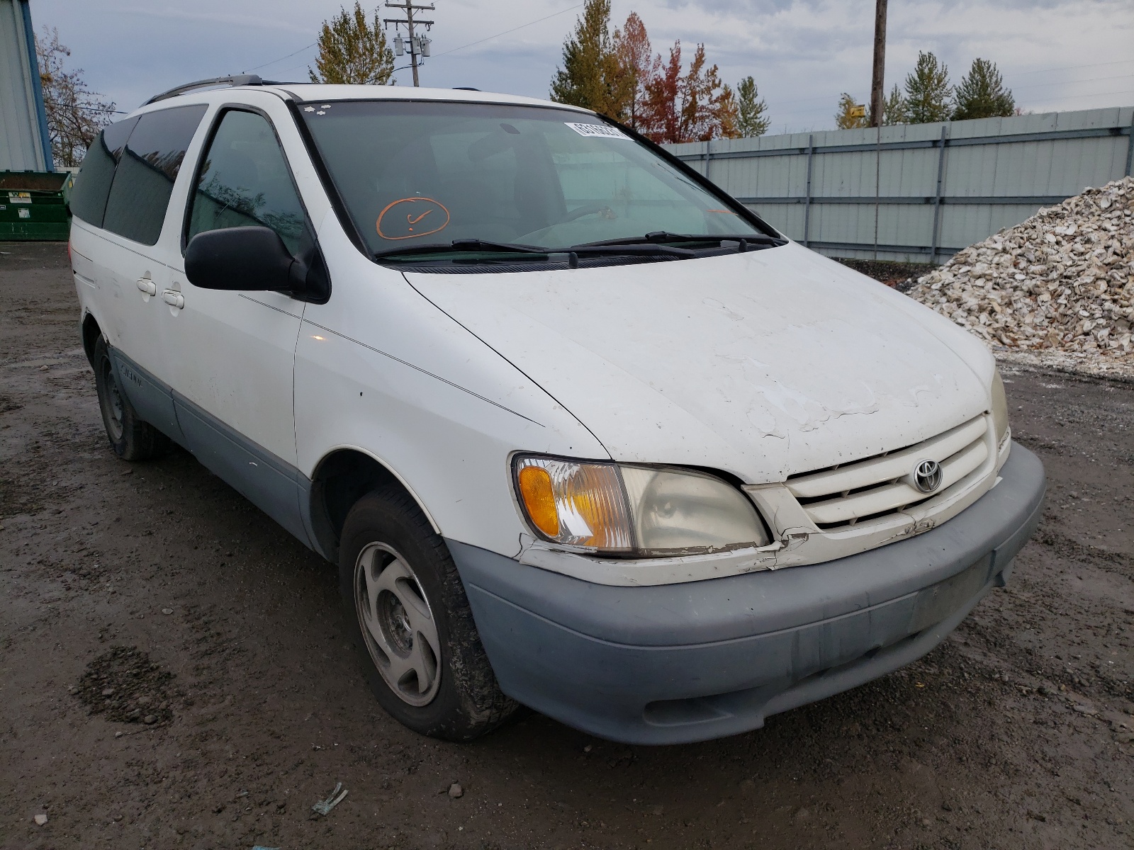 Photo 1 from auction – 2002 TOYOTA SIENNA LE with VIN 4T3ZF13C01U399569