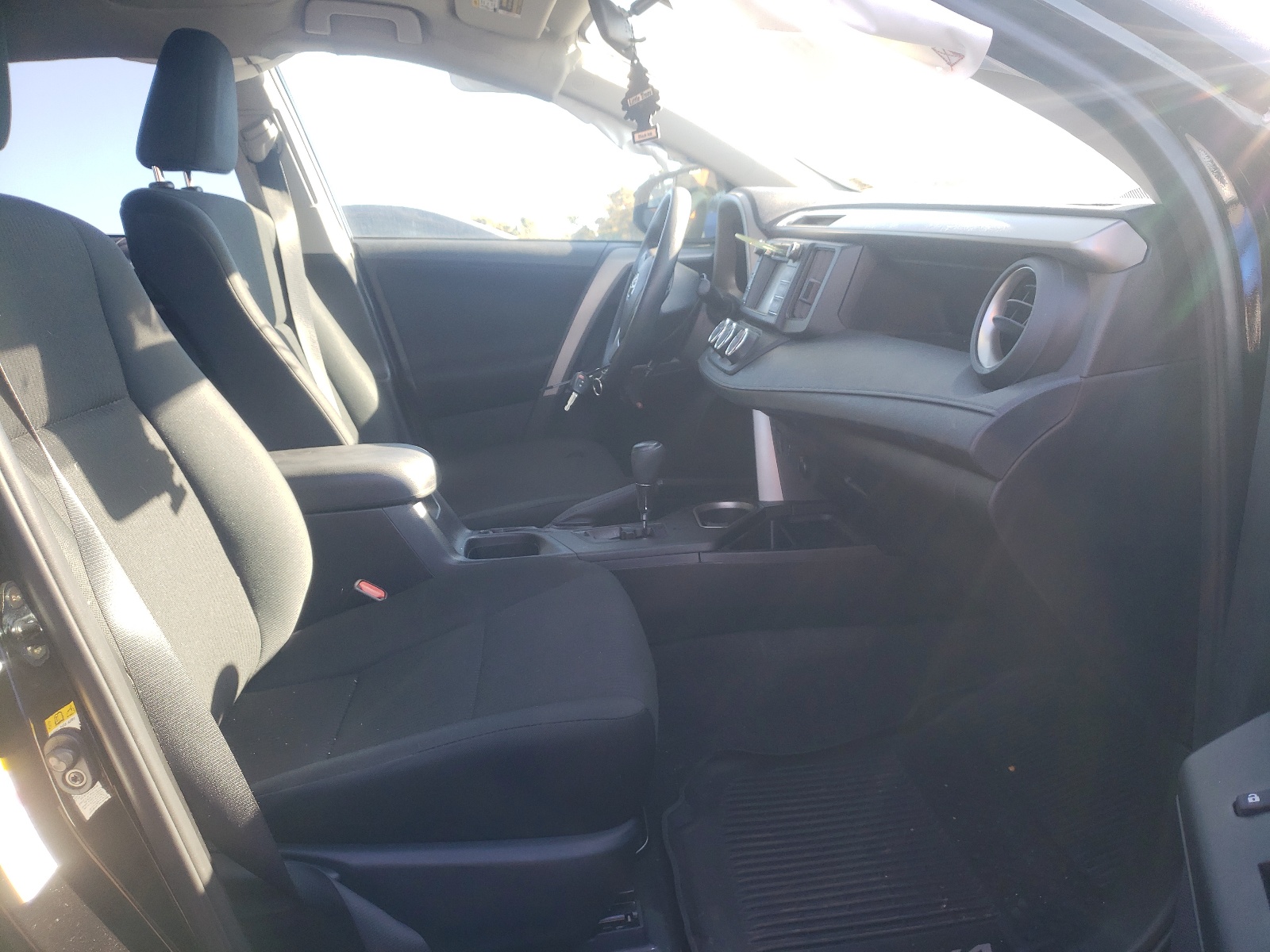 Photo 5 from auction – 2018 TOYOTA RAV4 LE with VIN 2T3BFREVXJW744248