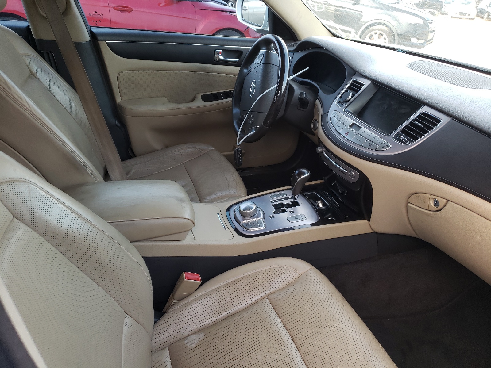 Photo 5 from auction – 2011 HYUNDAI GENESIS 4. with VIN KMHGC4DF7BU121966