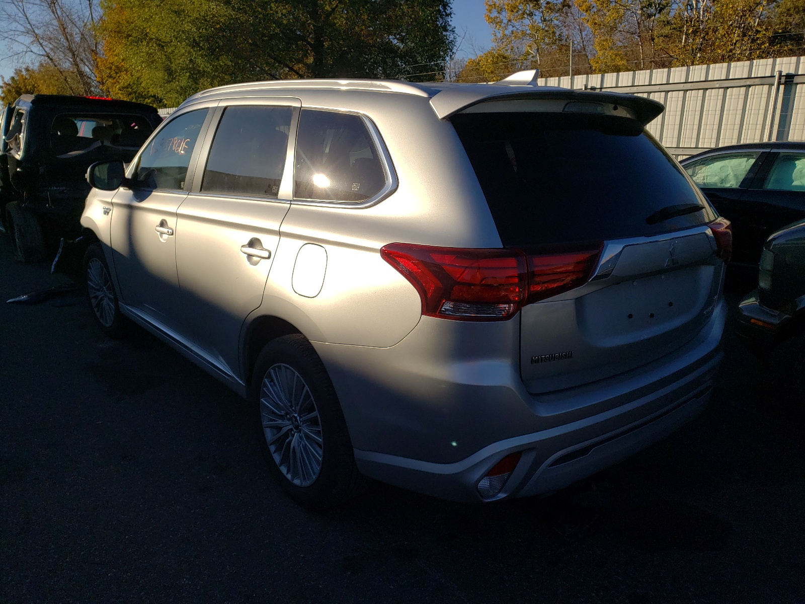 Photo 3 from auction – 2019 MITSUBISHI OUTLANDER with VIN JA4J24A57KZ054730