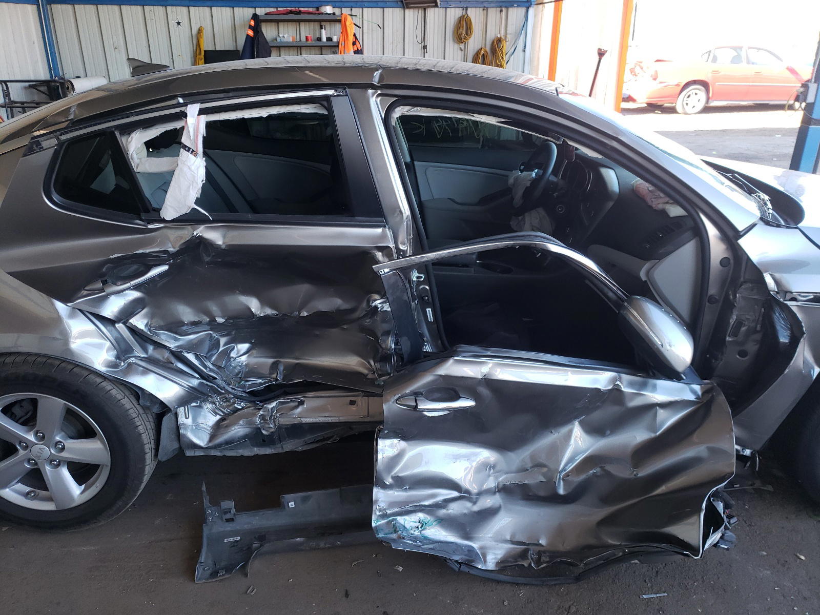 Photo 9 from auction – 2015 KIA OPTIMA with VIN 5XXGM4A72FG372047