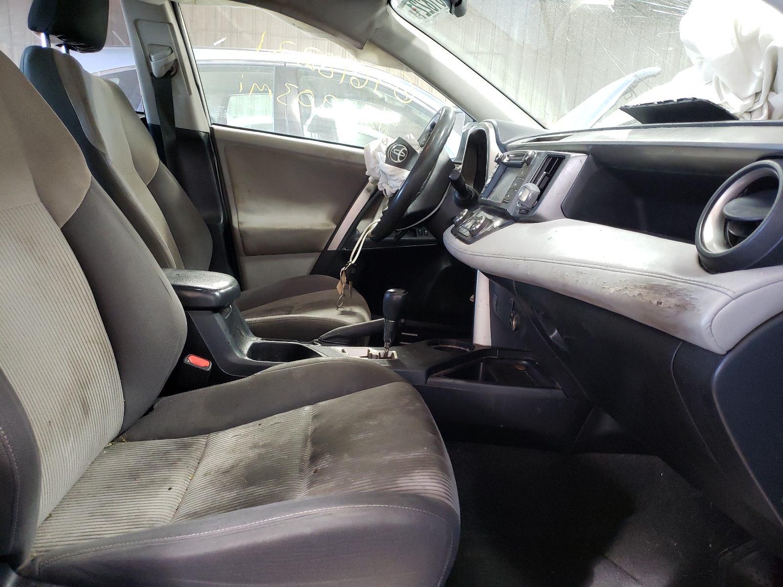 Photo 5 from auction – 2013 TOYOTA RAV4 XLE with VIN JTMWFREV4DD014497