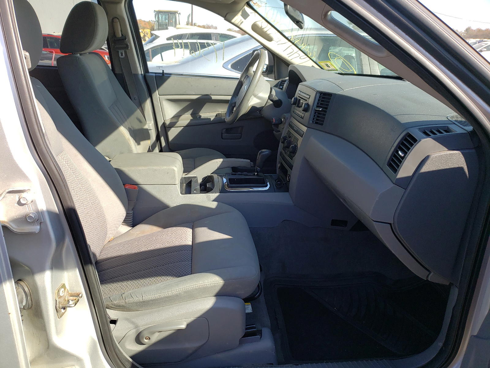 Photo 5 from auction – 2005 JEEP GRAND CHER with VIN 1J4GR48K55C620795