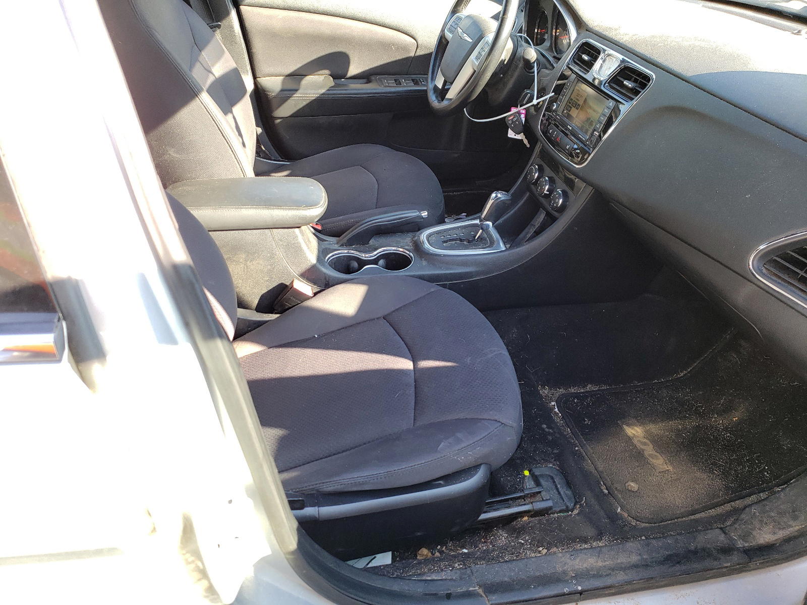 Photo 5 from auction – 2012 CHRYSLER 200 TOURIN with VIN 1C3CCBBG2CN307031