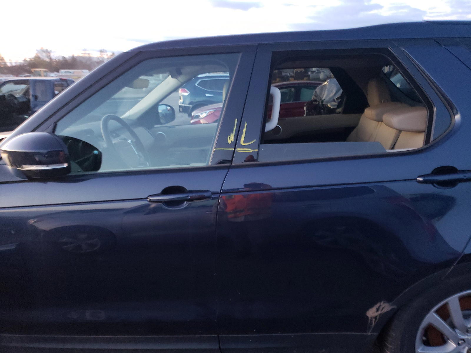 Photo 9 from auction – 2017 LAND ROVER DISCOVERY with VIN SALRRBBV5HA010989