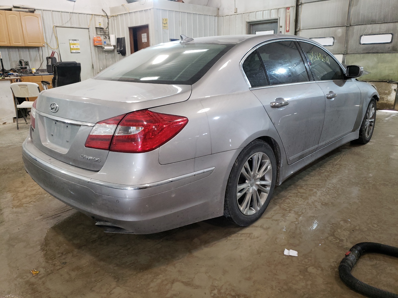 Photo 4 from auction – 2012 HYUNDAI GENESIS 3. with VIN KMHGC4DD8CU161151