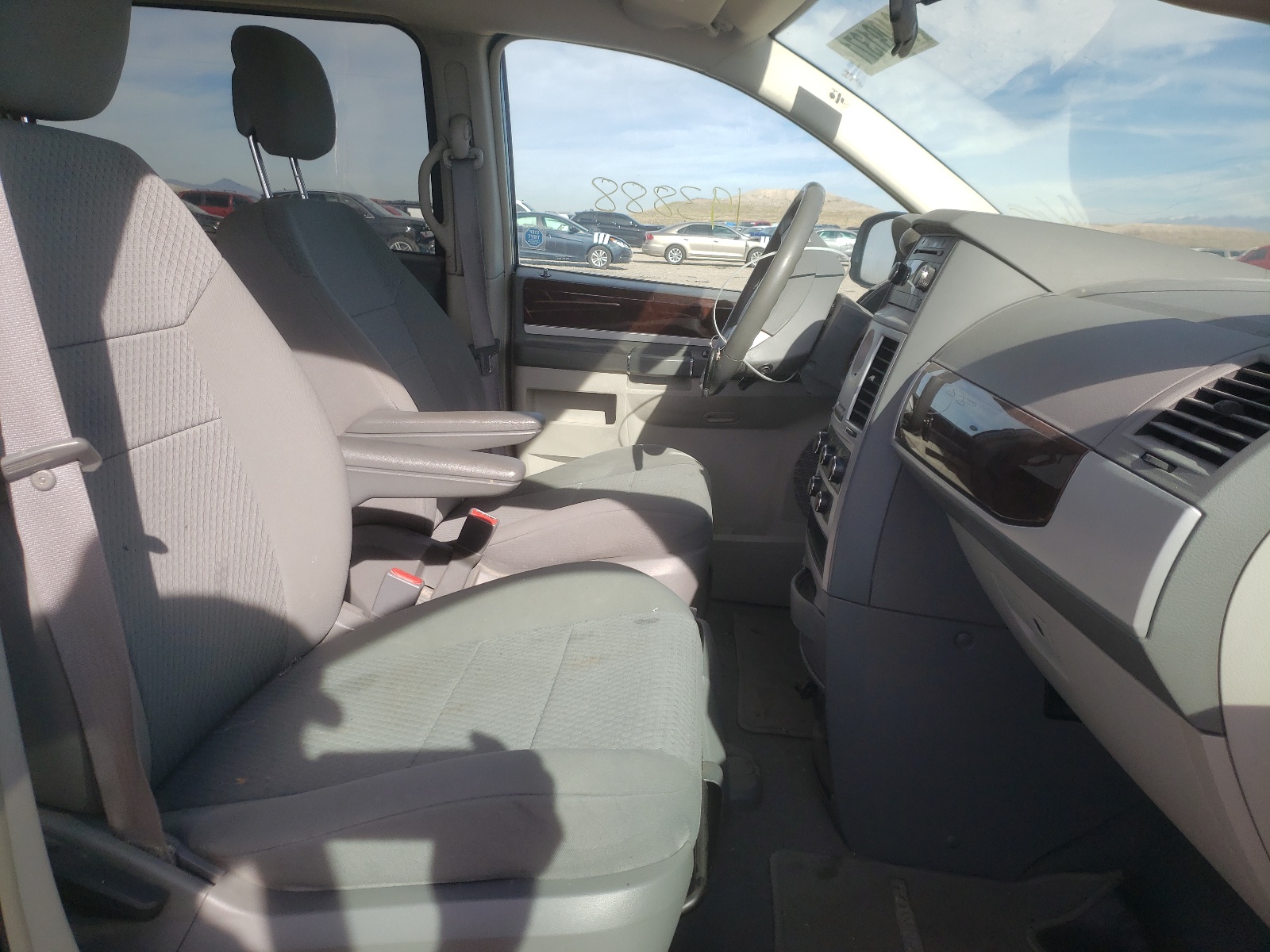 Photo 5 from auction – 2010 CHRYSLER TOWN & COU with VIN 2A4RR5D18AR284573