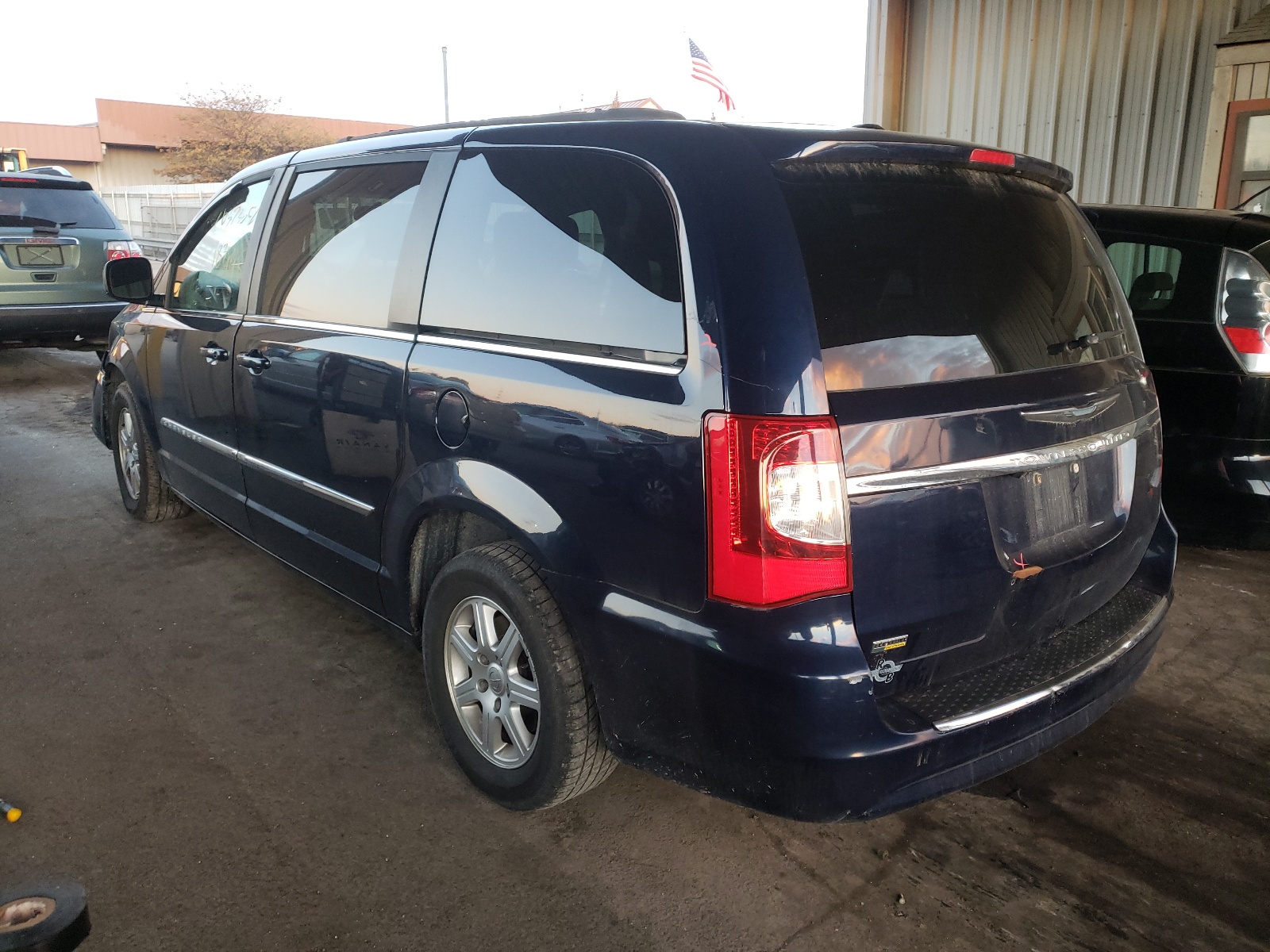 Photo 3 from auction – 2012 CHRYSLER TOWN & COU with VIN 2C4RC1BGXCR330589