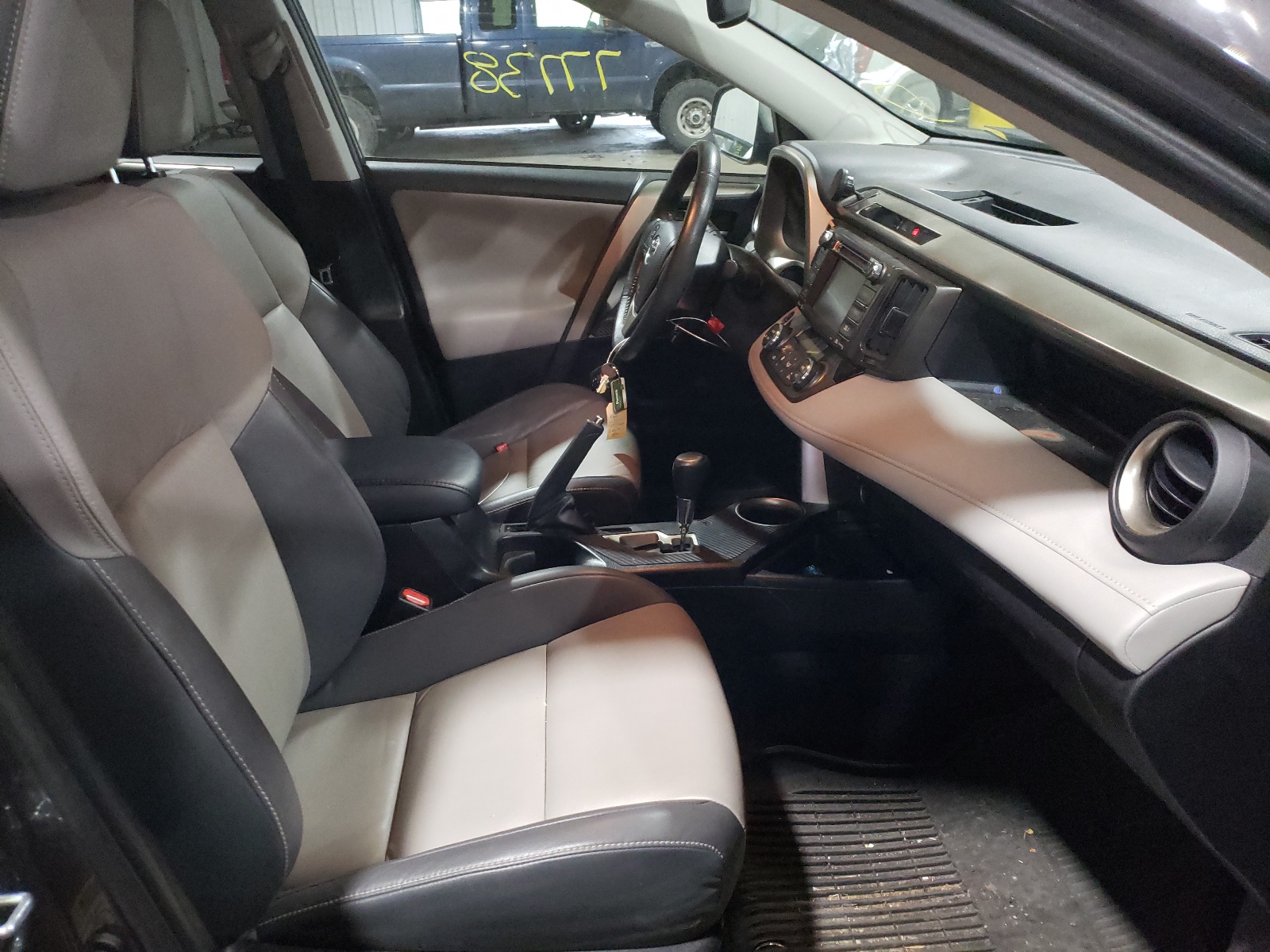 Photo 5 from auction – 2015 TOYOTA RAV4 LIMIT with VIN 2T3DFREV5FW408068