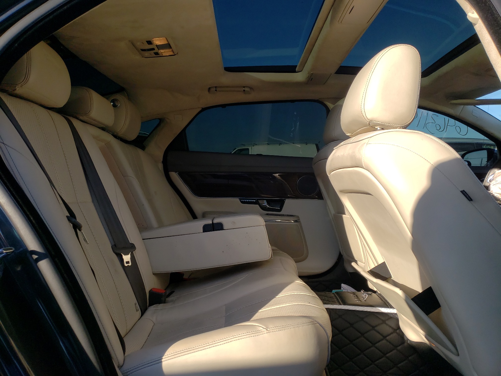 Photo 6 from auction – 2012 JAGUAR XJL with VIN SAJWA2GB5CLV29491