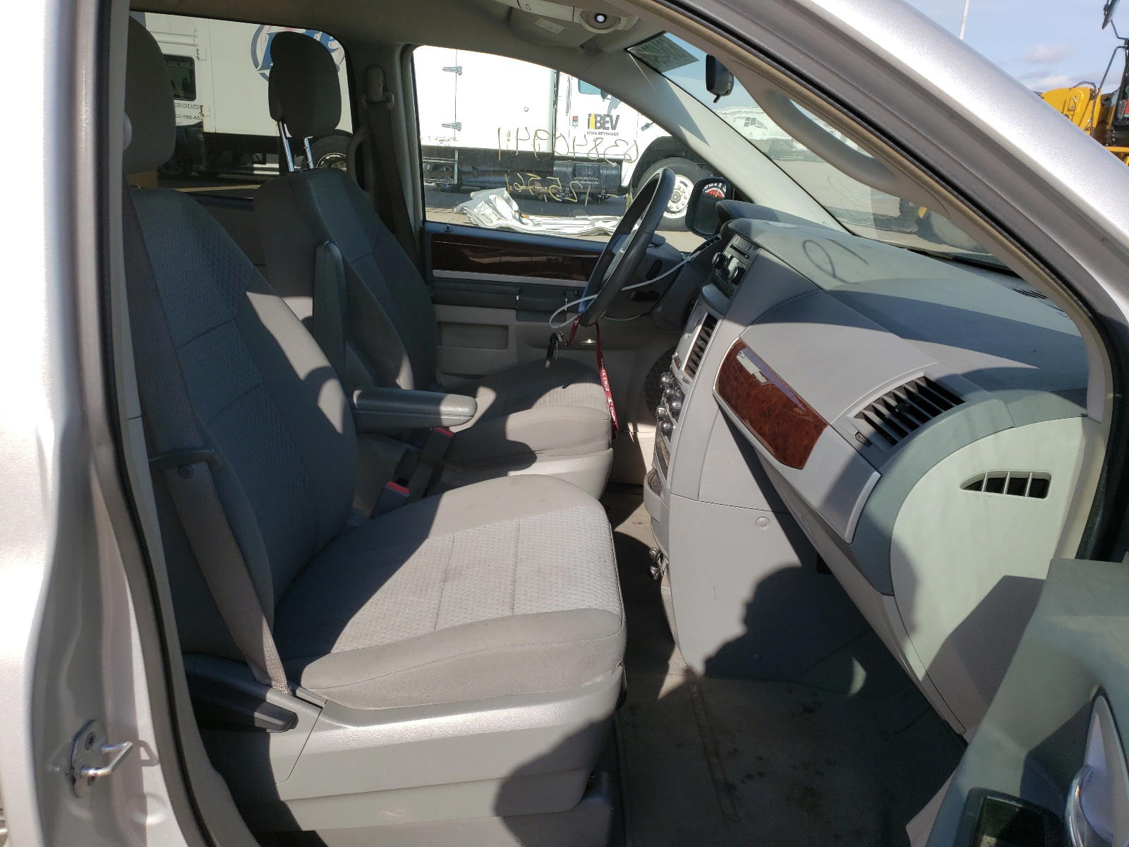Photo 5 from auction – 2010 CHRYSLER TOWN & COU with VIN 2A4RR5D11AR393733