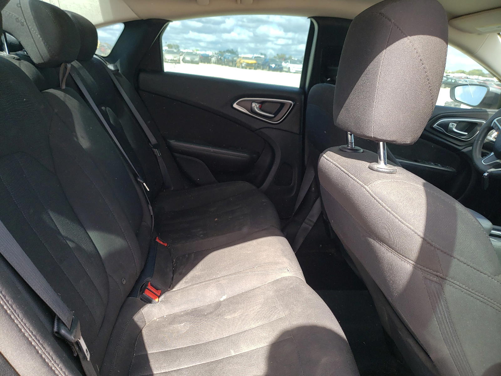 Photo 6 from auction – 2015 CHRYSLER 200 LIMITE with VIN 1C3CCCABXFN735767