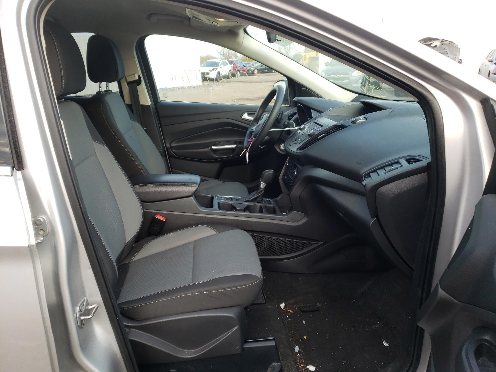 Photo 5 from auction – 2017 FORD ESCAPE SE with VIN 1FMCU9GD4HUB13657