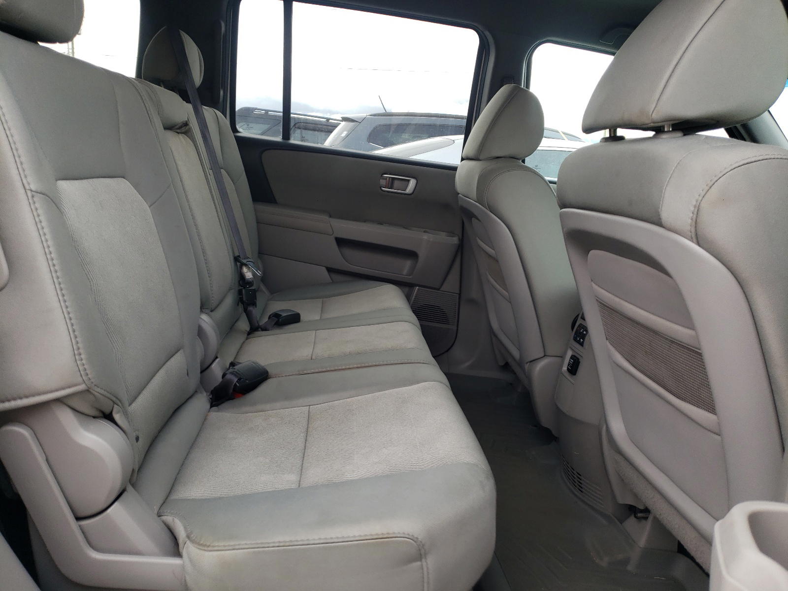 Photo 6 from auction – 2011 HONDA PILOT LX with VIN 5FNYF3H21BB033652