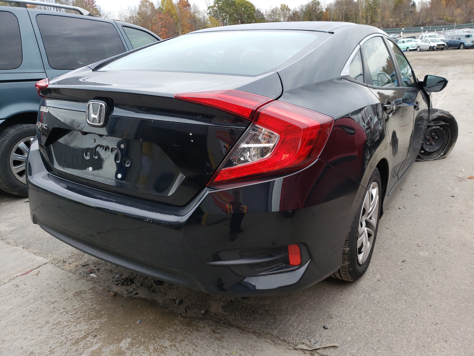 Photo 4 from auction – 2018 HONDA CIVIC LX with VIN 19XFC2F56JE207498
