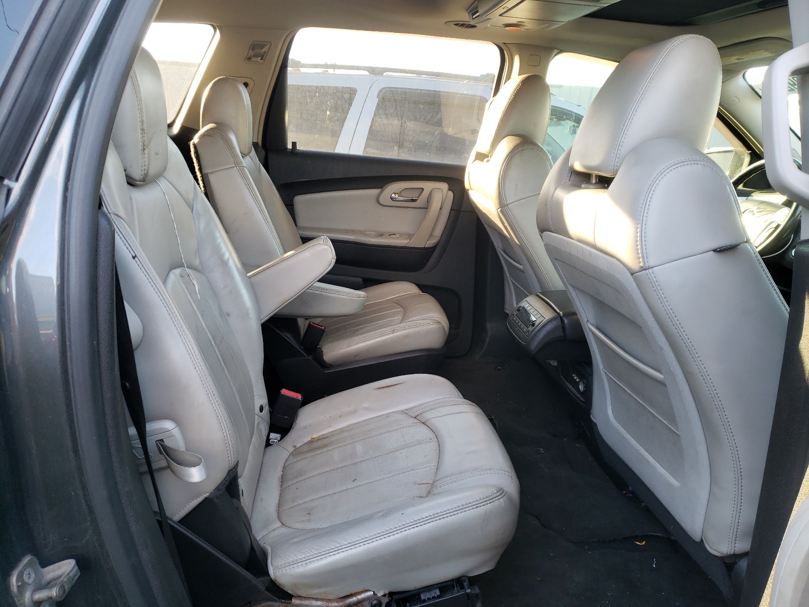 Photo 6 from auction – 2009 CHEVROLET TRAVERSE L with VIN 1GNEV33D79S105392