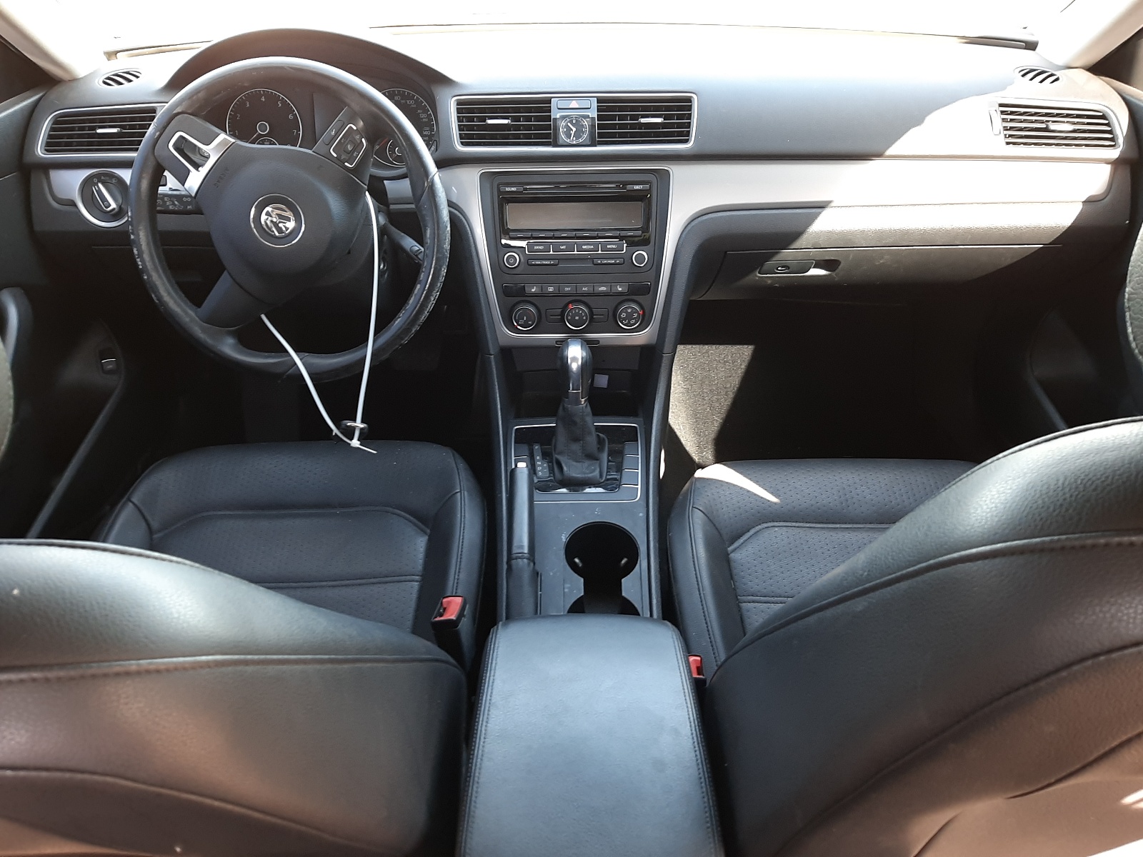 Photo 9 from auction – 2014 VOLKSWAGEN PASSAT S with VIN 1VWAP7A34EC021373