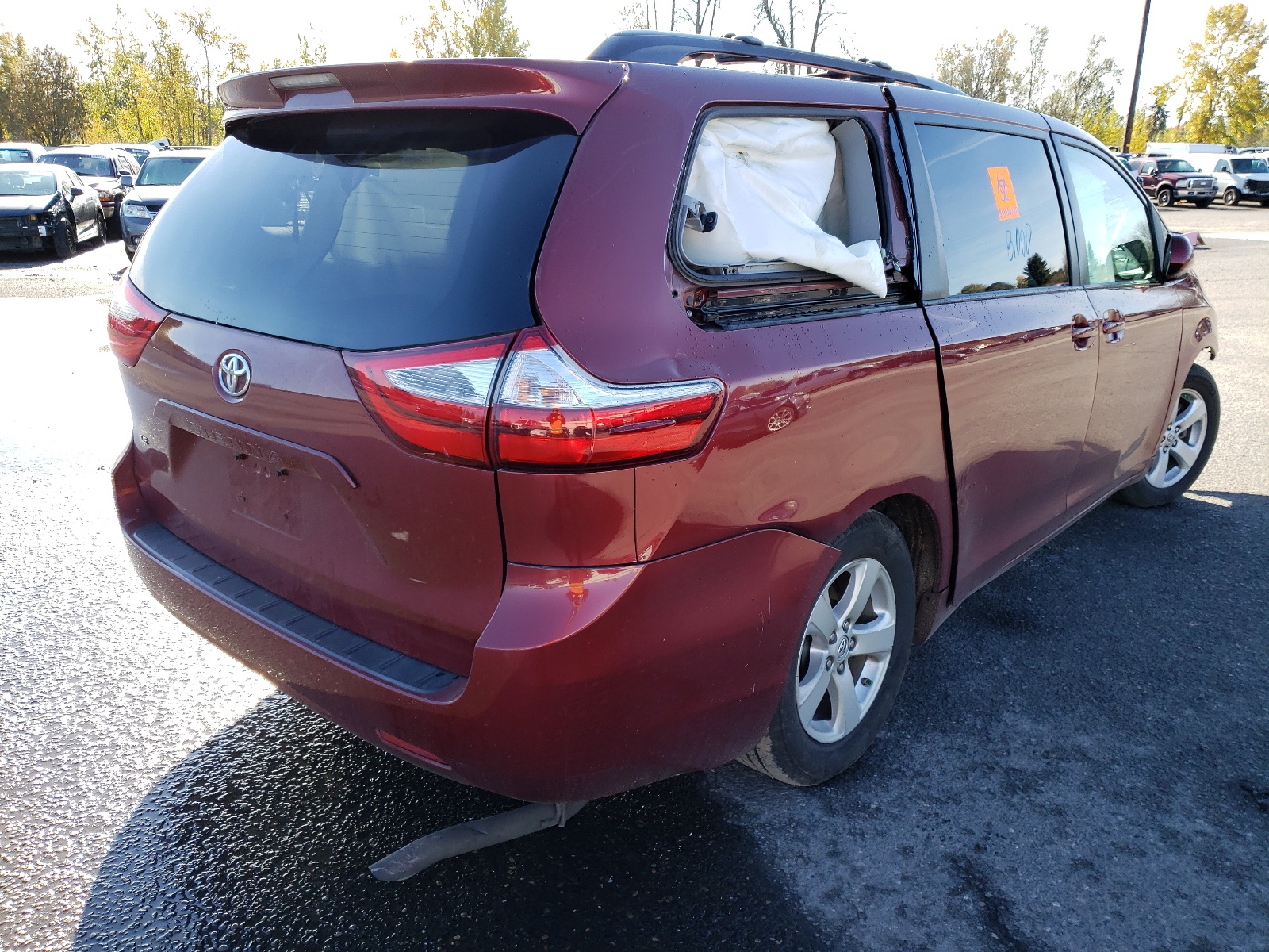 Photo 4 from auction – 2017 TOYOTA SIENNA LE with VIN 5TDKZ3DC6HS809029
