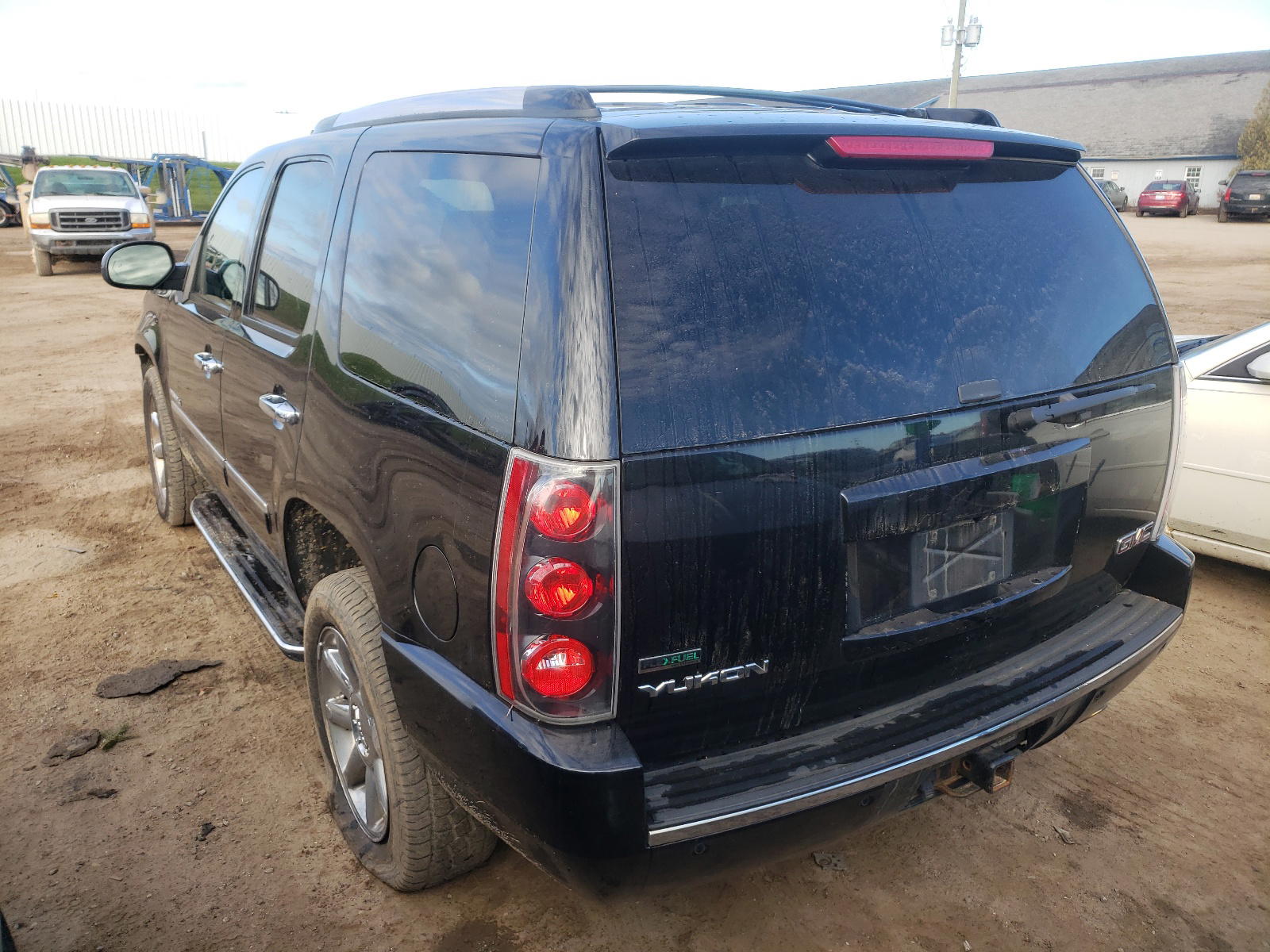 Photo 3 from auction – 2011 GMC YUKON DENA with VIN 1GKS2EEFXBR388239