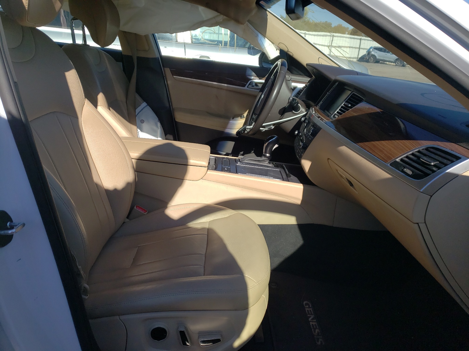 Photo 5 from auction – 2015 HYUNDAI GENESIS 3. with VIN KMHGN4JE6FU084288
