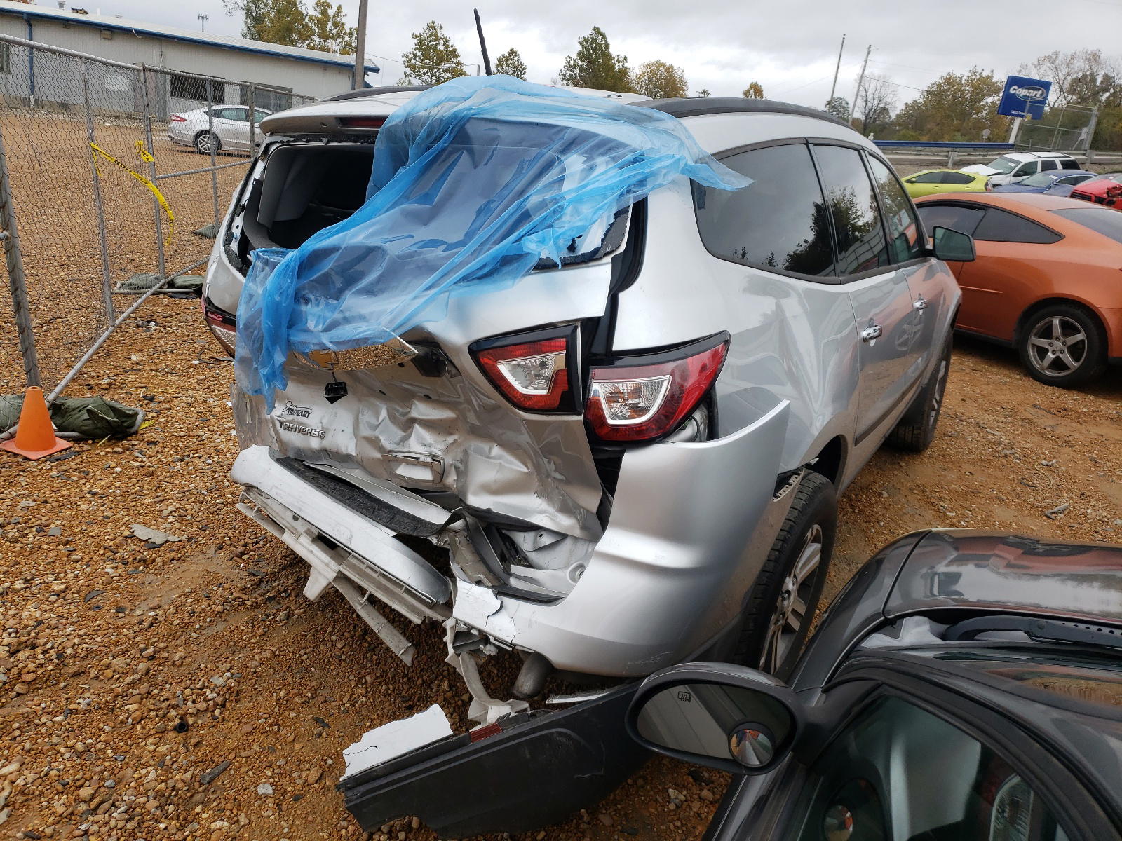 Photo 4 from auction – 2017 CHEVROLET TRAVERSE L with VIN 1GNKRFED3HJ348210