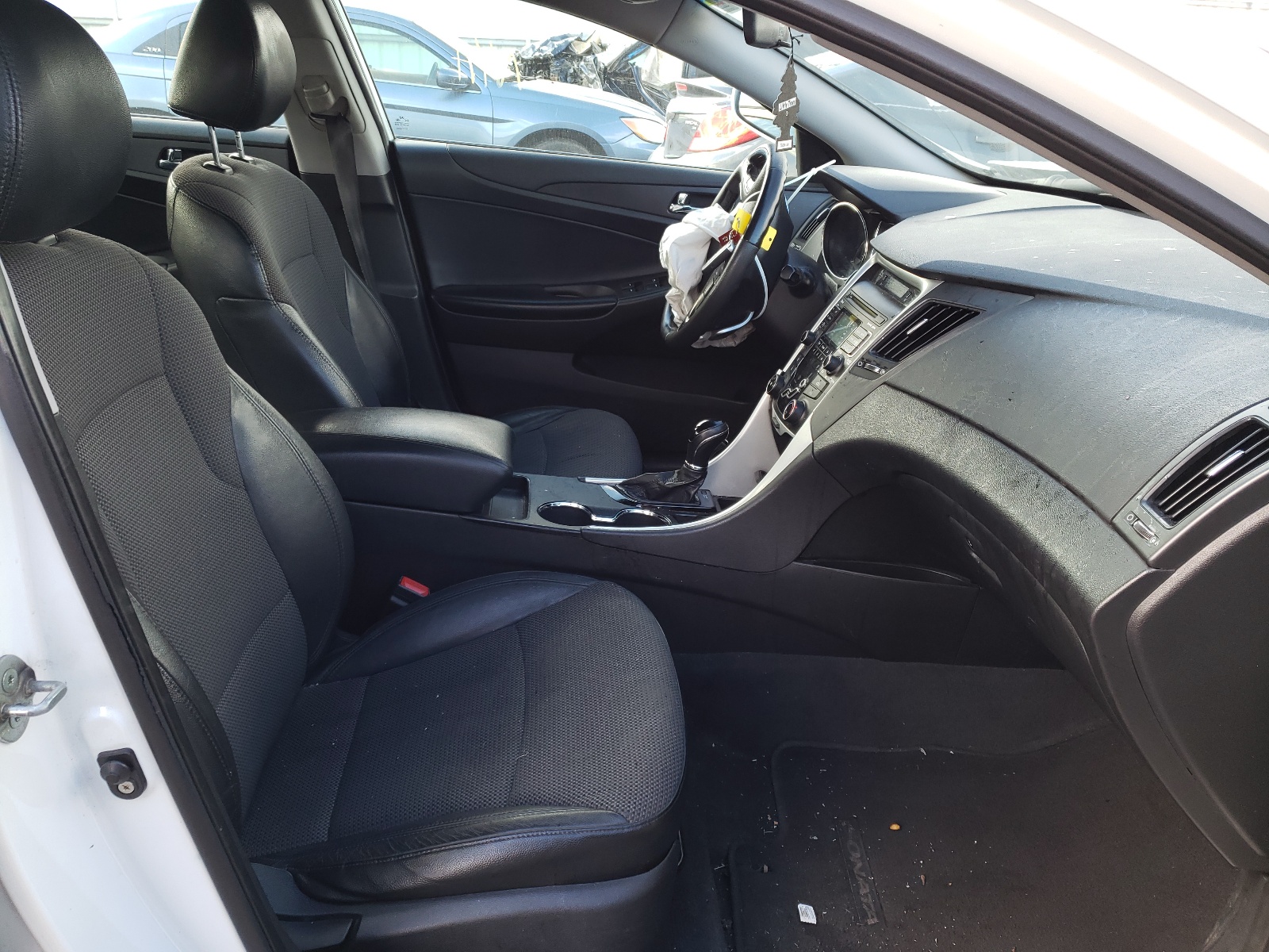 Photo 5 from auction – 2011 HYUNDAI SONATA SE with VIN 5NPEC4AC1BH159418