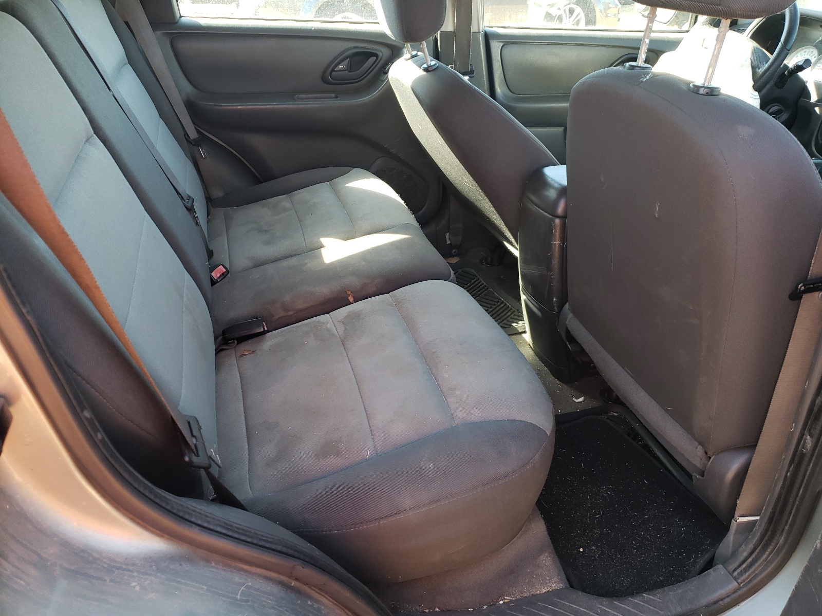 Photo 6 from auction – 2005 FORD ESCAPE XLS with VIN 1FMYU02Z85KA48419