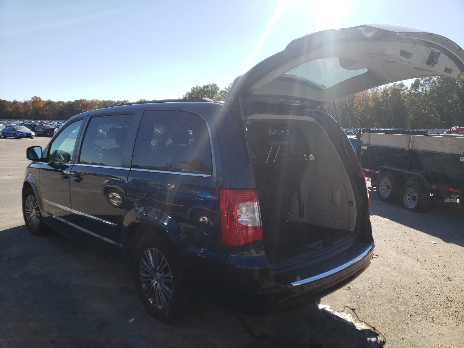 Photo 3 from auction – 2014 CHRYSLER TOWN & COU with VIN 2C4RC1CG9ER277224