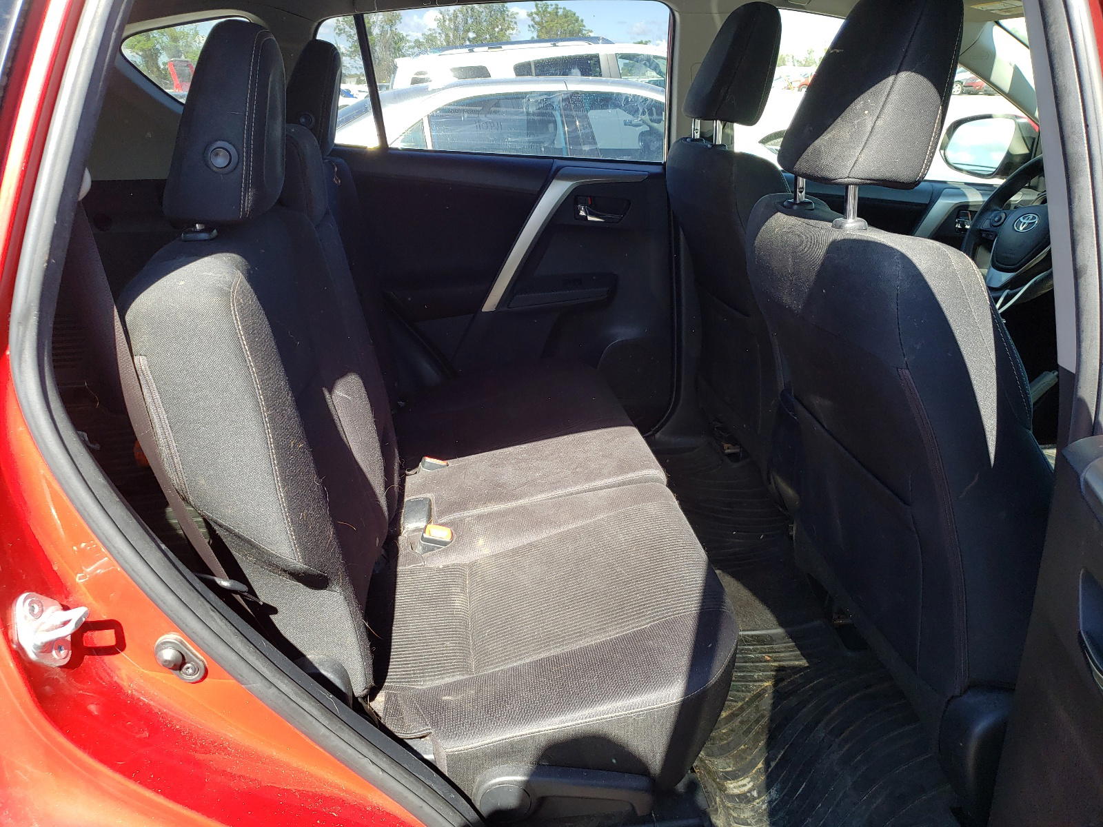 Photo 6 from auction – 2014 TOYOTA RAV4 XLE with VIN JTMRFREV6ED091886
