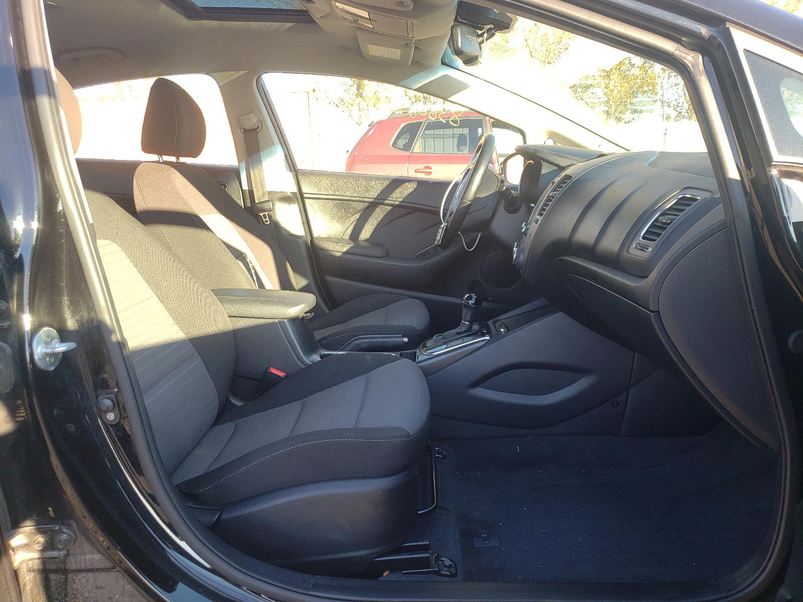 Photo 5 from auction – 2017 KIA FORTE EX with VIN 3KPFL4A84HE069662