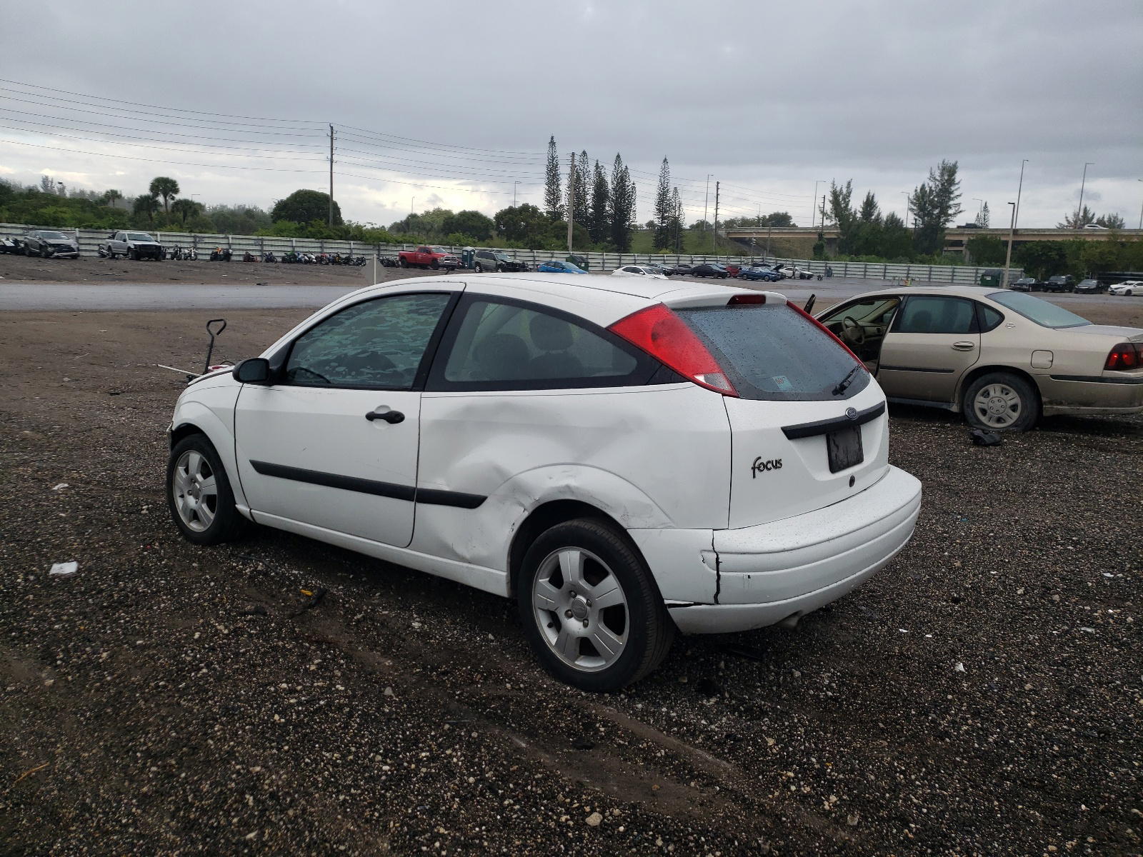 Photo 3 from auction – 2004 FORD FOCUS LX with VIN 3FAFP313X4R117807