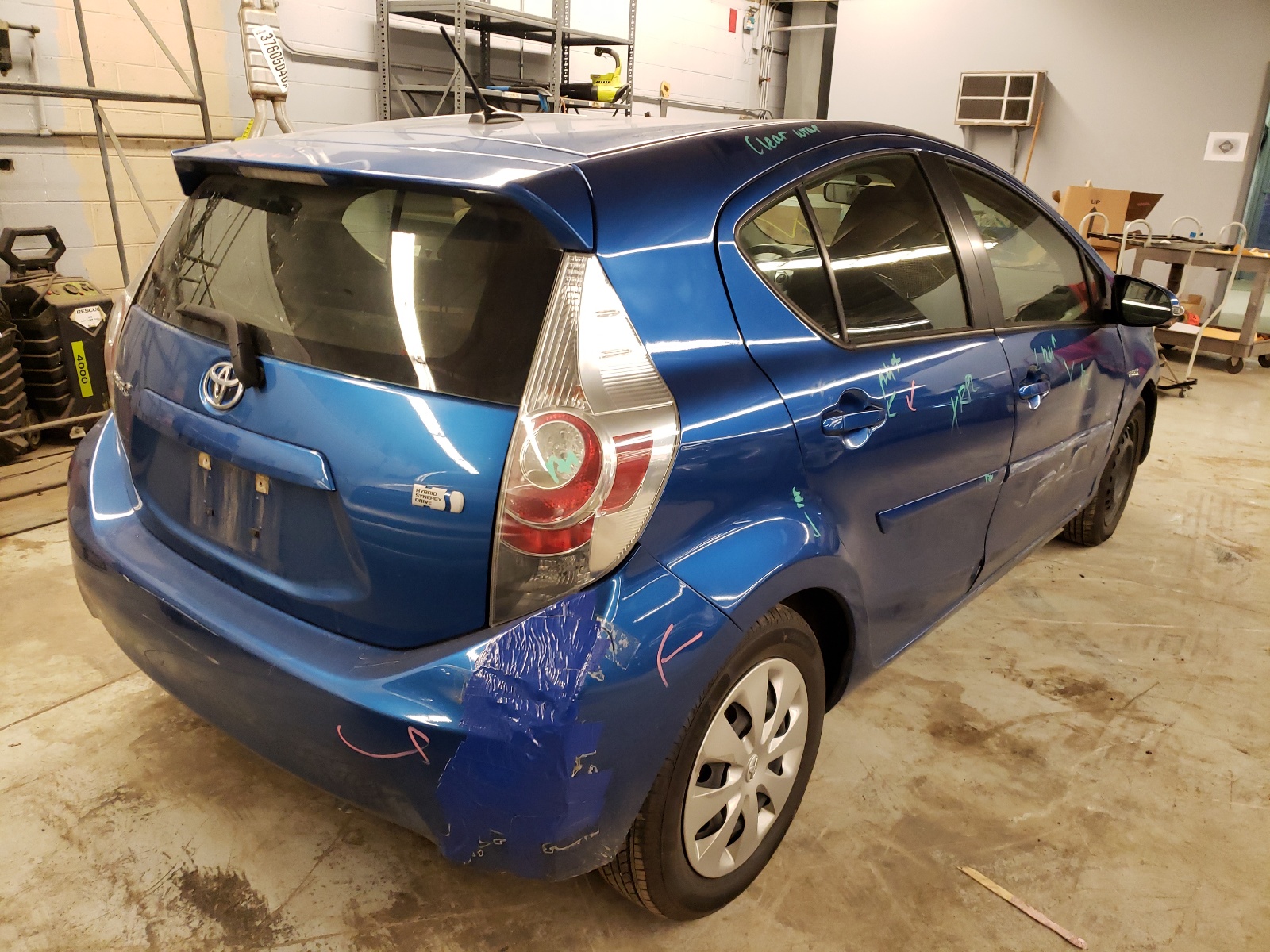 Photo 4 from auction – 2013 TOYOTA PRIUS C with VIN JTDKDTB31D1532105