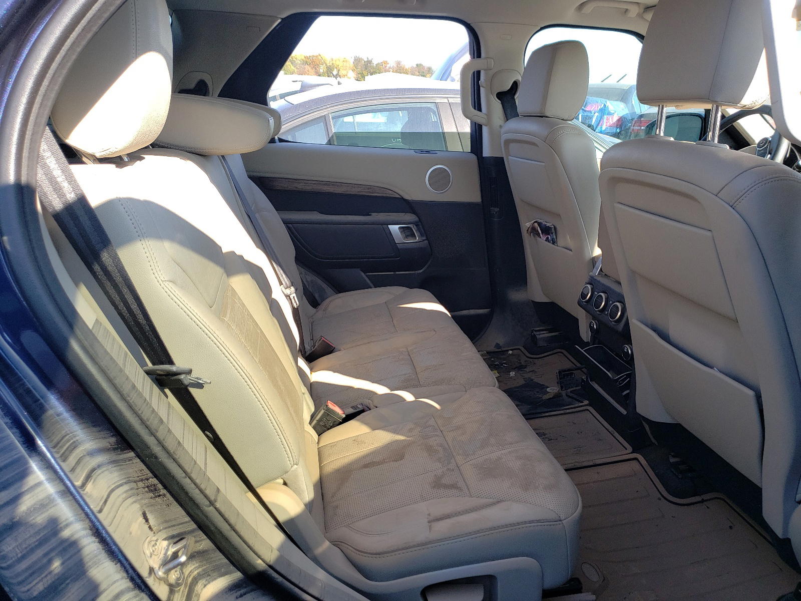 Photo 6 from auction – 2017 LAND ROVER DISCOVERY with VIN SALRRBBV5HA010989