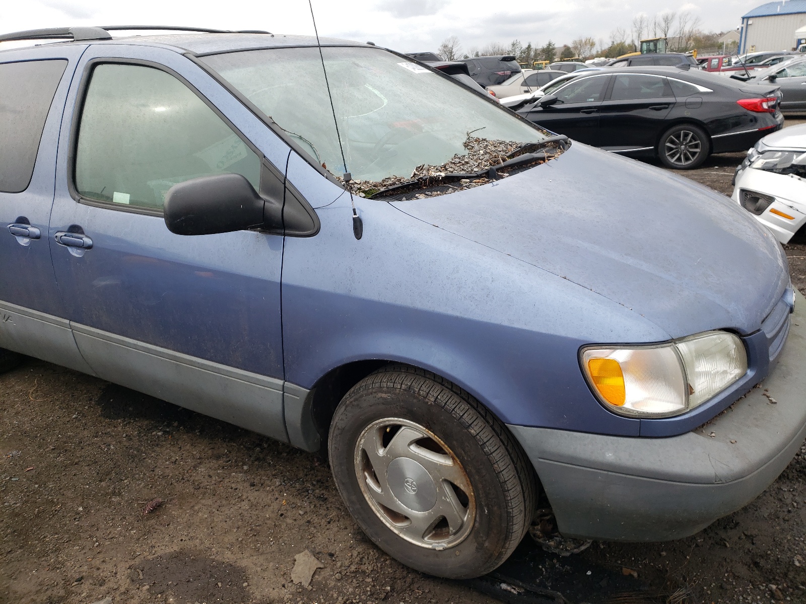 Photo 9 from auction – 2000 TOYOTA SIENNA with VIN 4T3ZF13C6YU245104